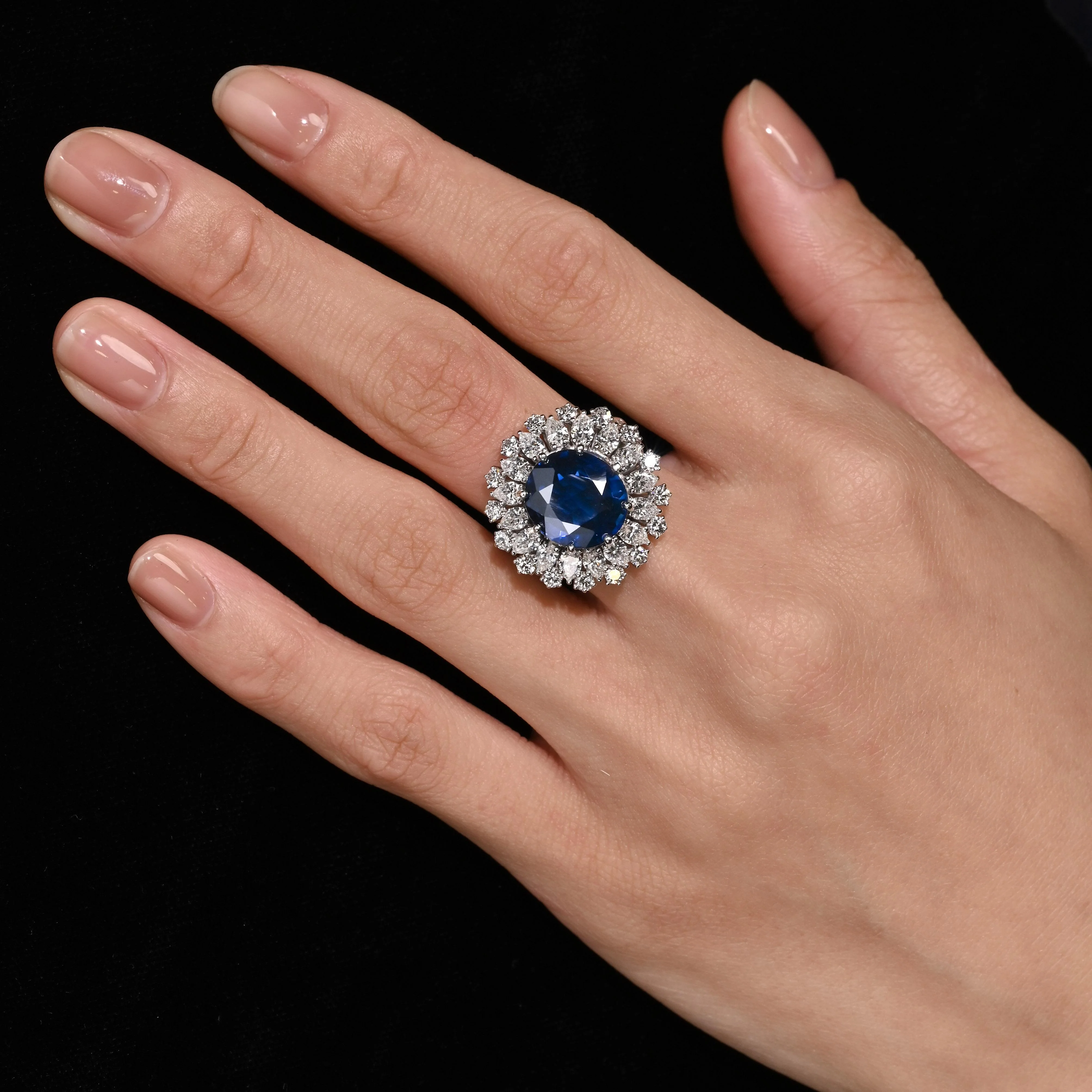 GRS Certified 7.15 Carat Vivid Blue Sapphire & Diamond 18K Ring - Image 7