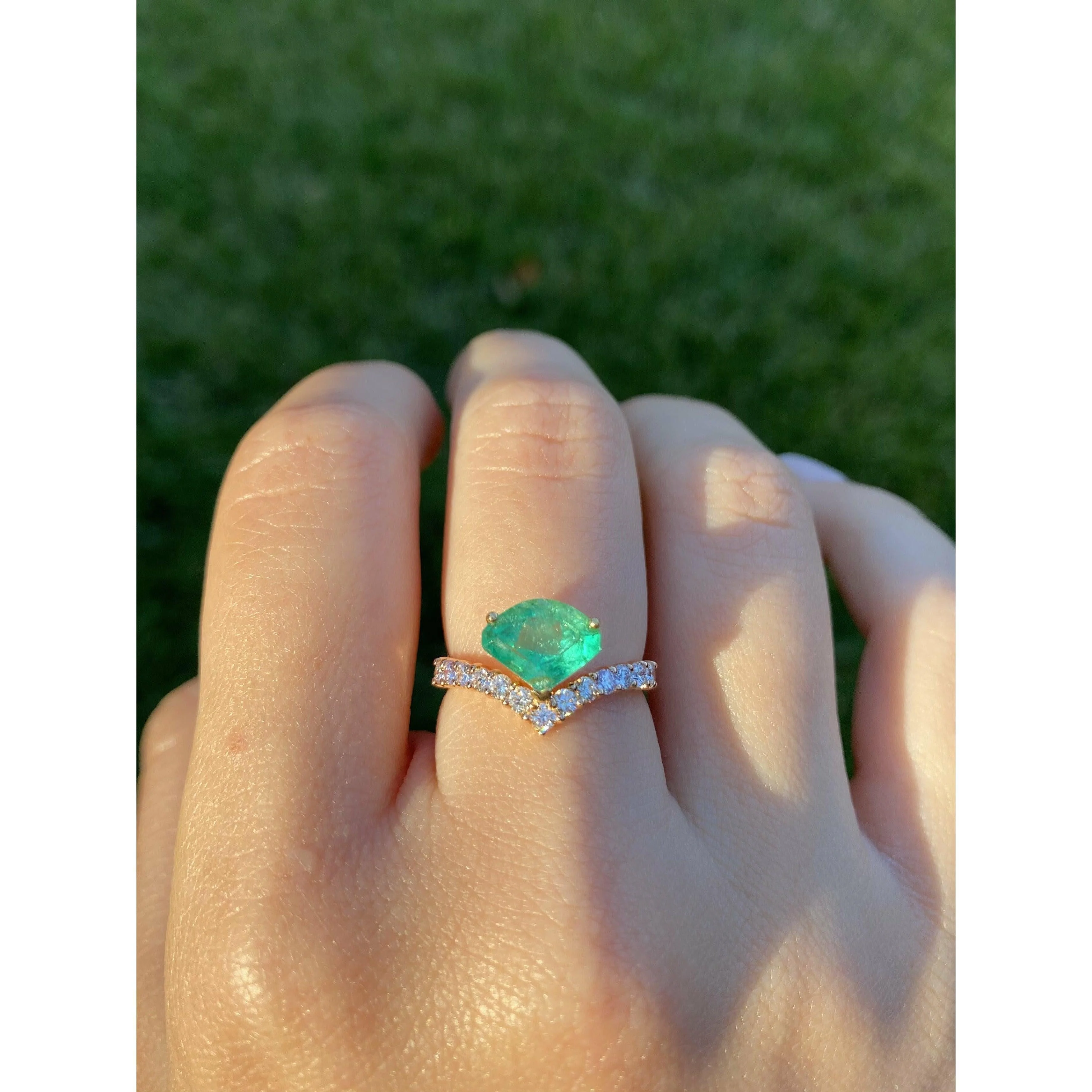 Fancy Shape Natural Colombian Emerald in 18k Rose Gold - Image 3