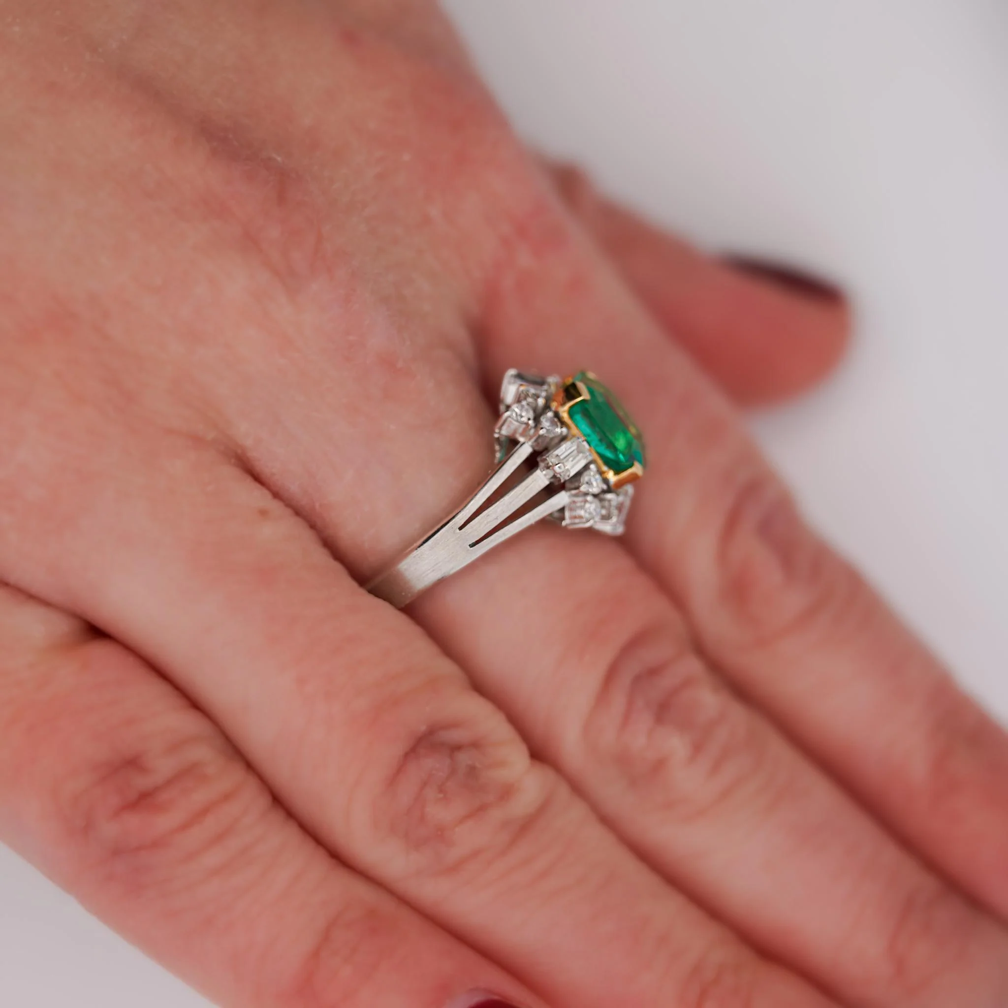 GIA Cert. 2.59 Carat Colombian Emerald & Diamond Platinum Gold Cocktail Ring - Image 4