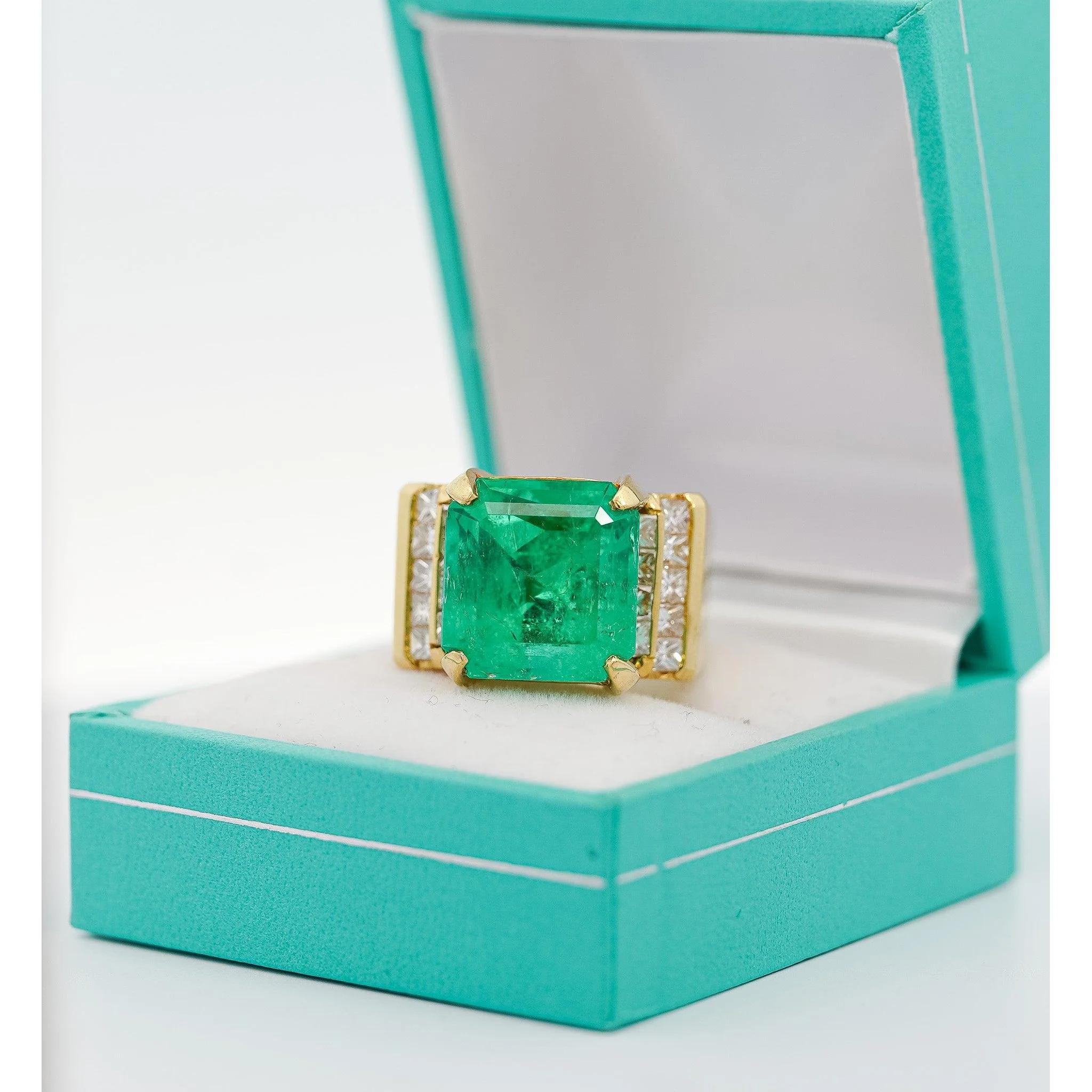 GIA Certified 13 Carat Colombian Emerald Men's Ring in 18K Gold With Princess Cut Diamonds - Image 2