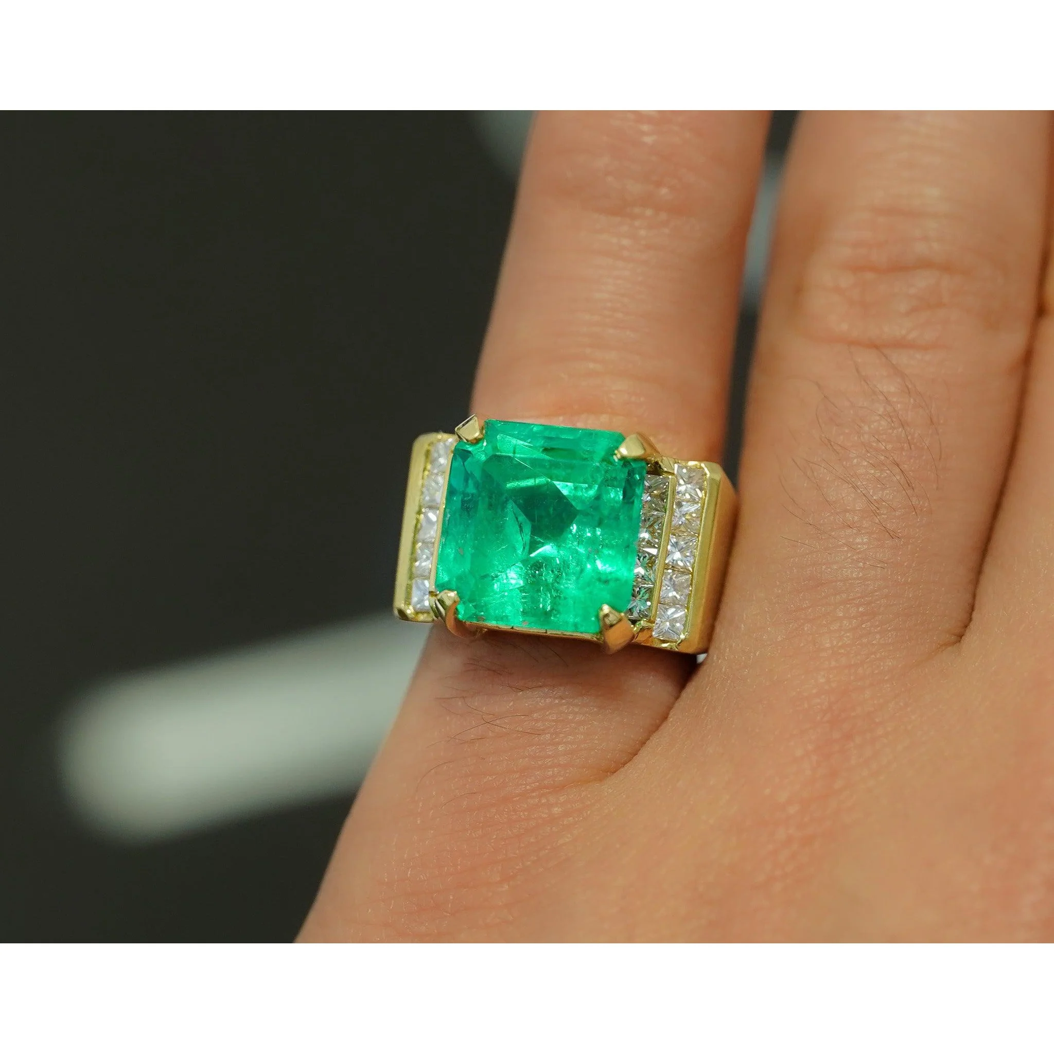 GIA Certified 13 Carat Colombian Emerald Men's Ring in 18K Gold With Princess Cut Diamonds - Image 8