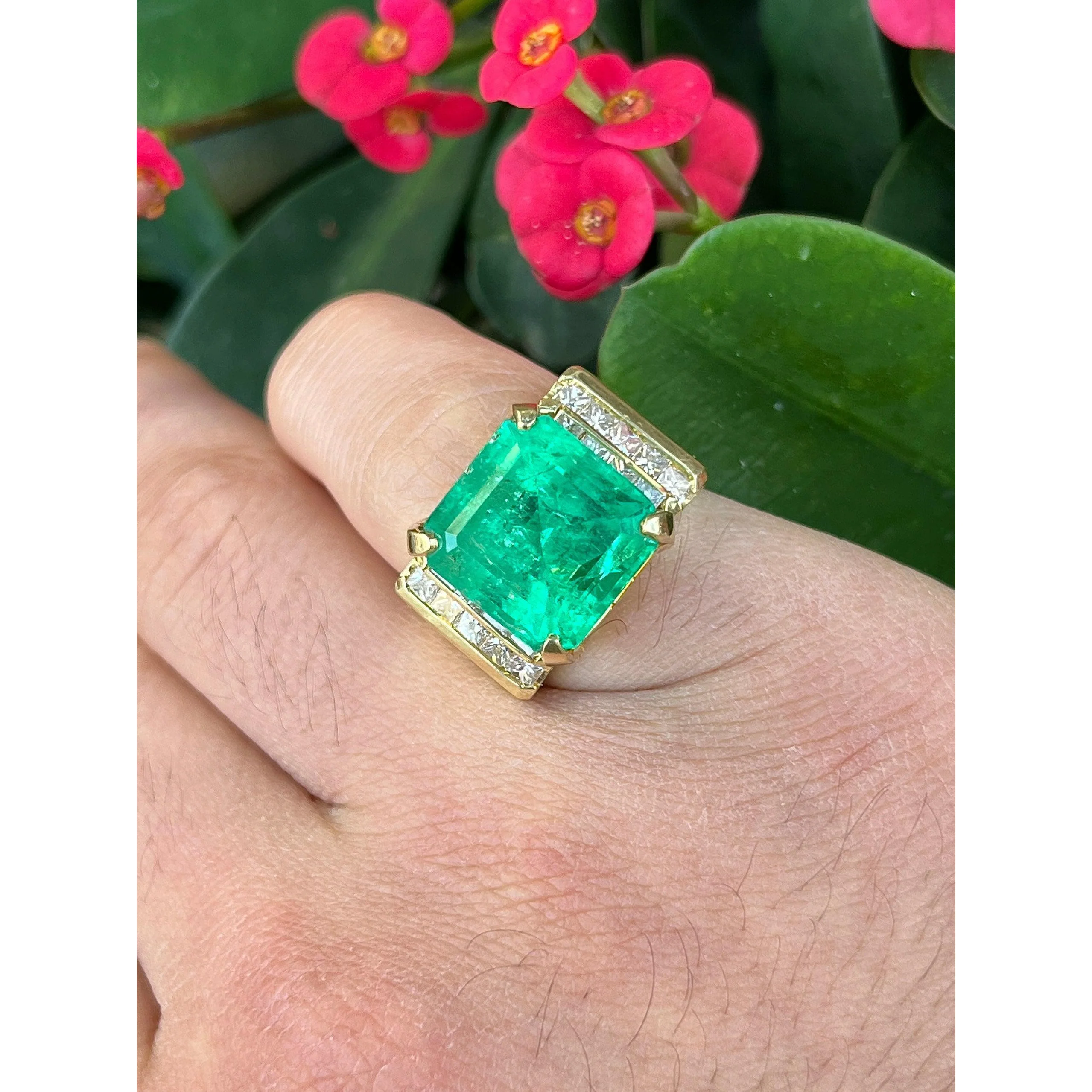 GIA Certified 13 Carat Colombian Emerald Men's Ring in 18K Gold With Princess Cut Diamonds - Image 9
