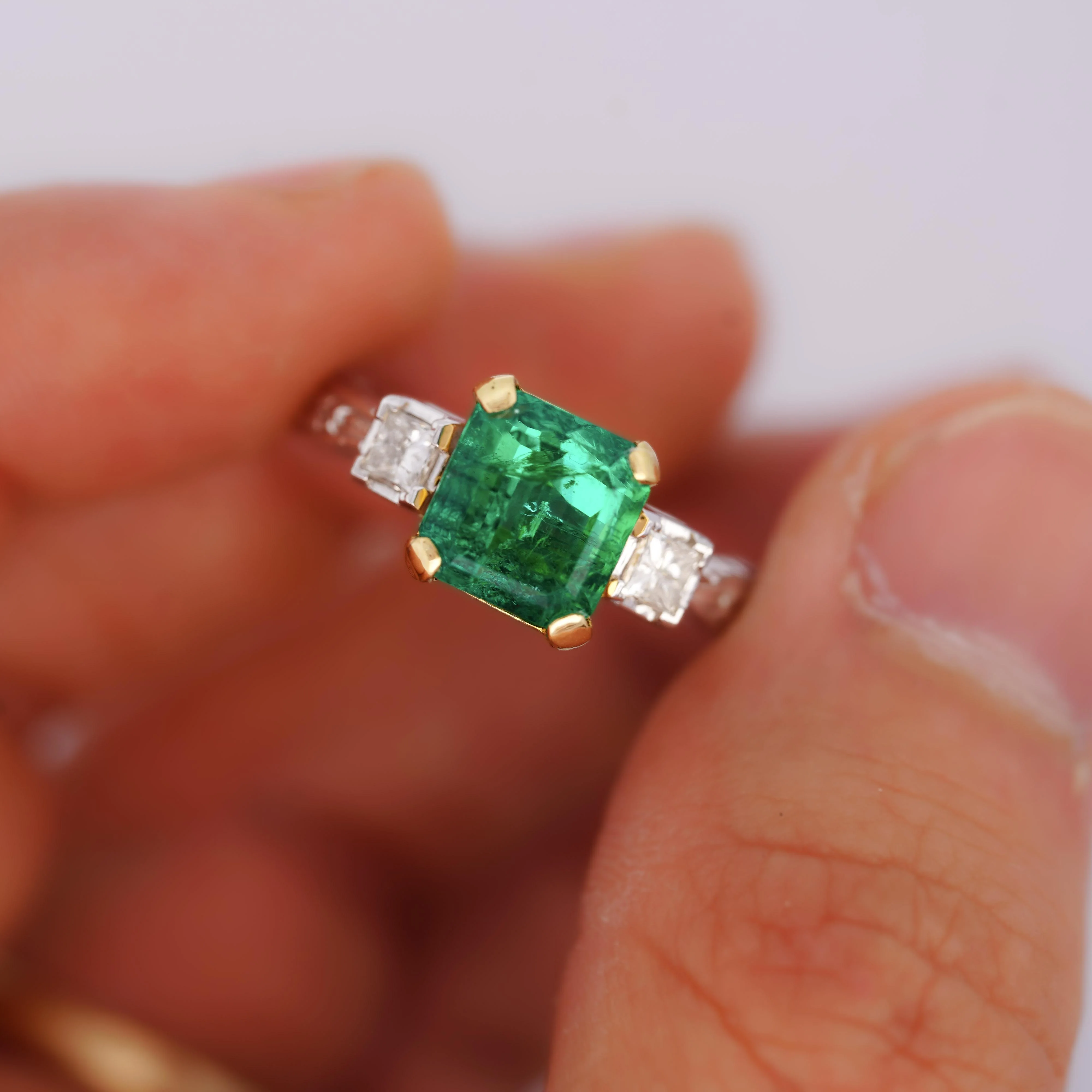 GIA Certified 3.38 Carat Colombian Emerald & Diamond Filigree Three Stone Ring - Image 7