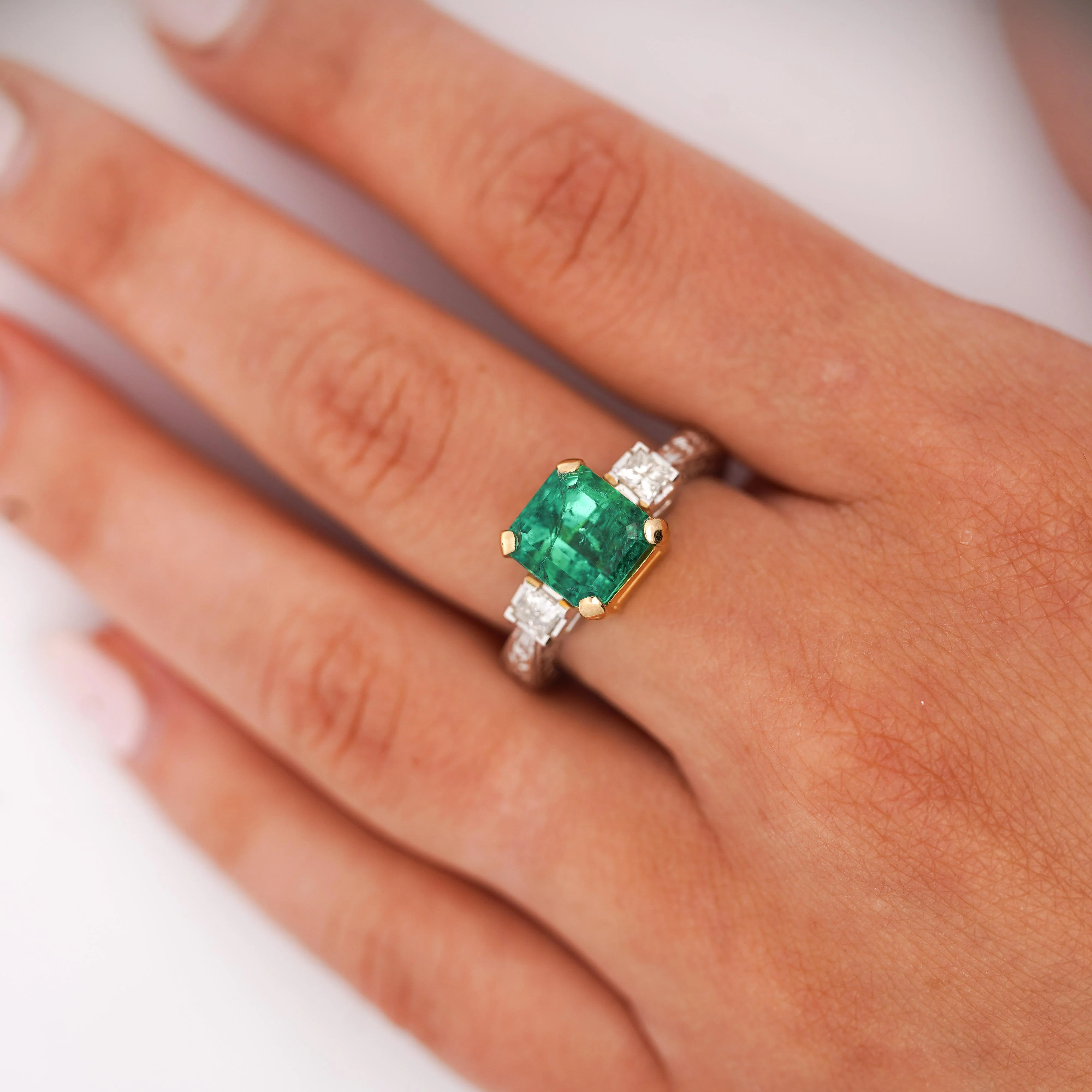 GIA Certified 3.38 Carat Colombian Emerald & Diamond Filigree Three Stone Ring - Image 8