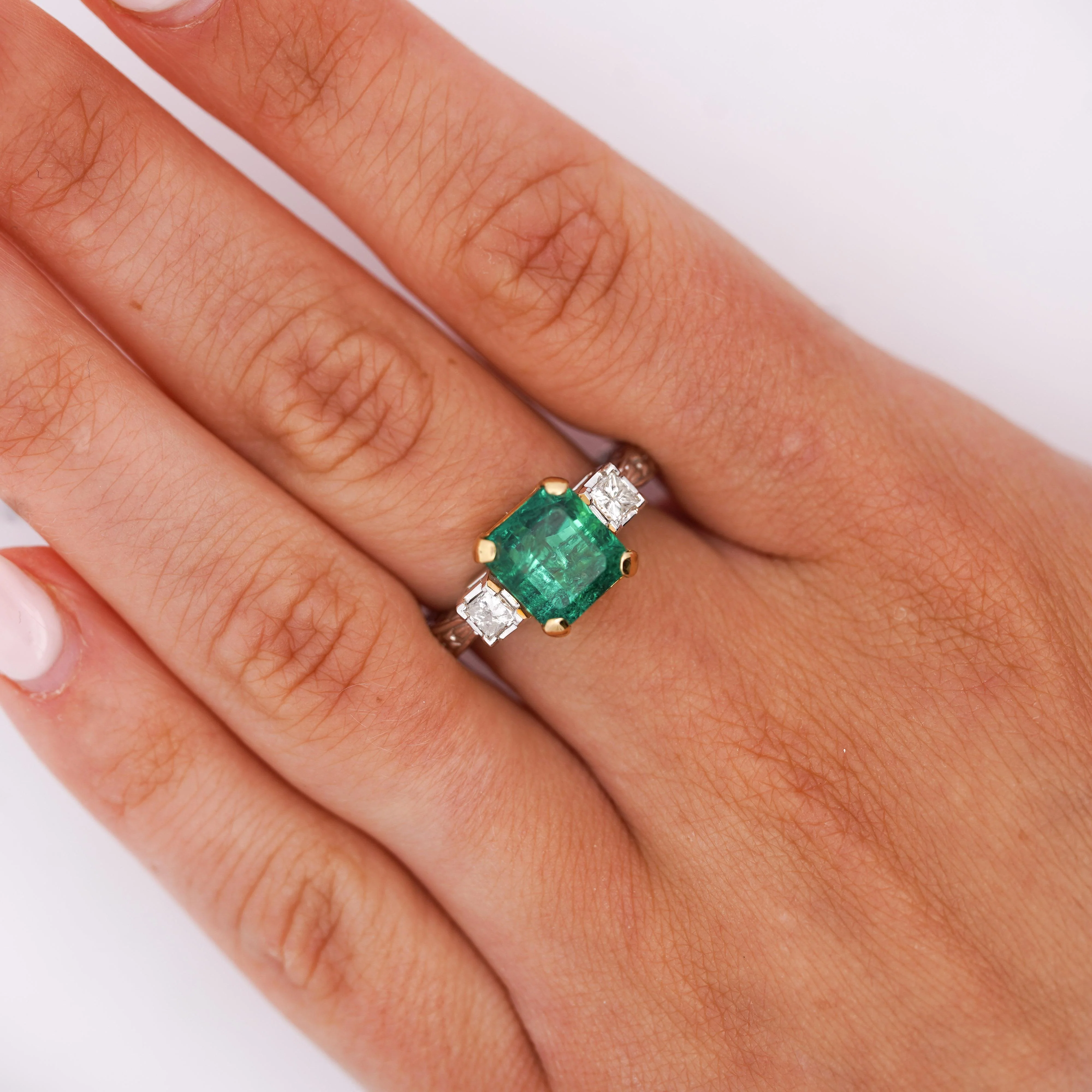 GIA Certified 3.38 Carat Colombian Emerald & Diamond Filigree Three Stone Ring - Image 9
