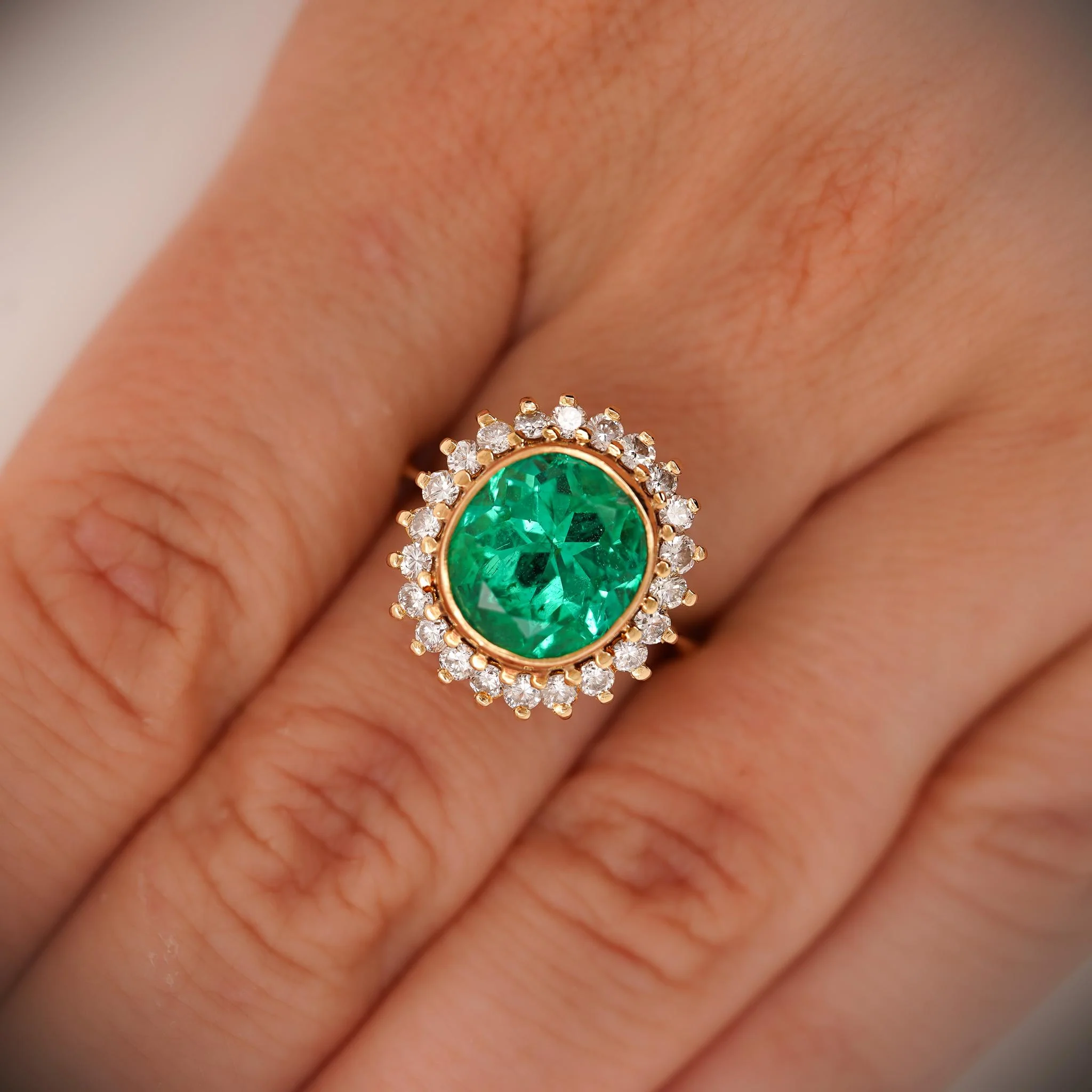 GIA Certified 4.3 Carat Colombian Emerald 18K Gold Button Sunburst Ring - Image 2