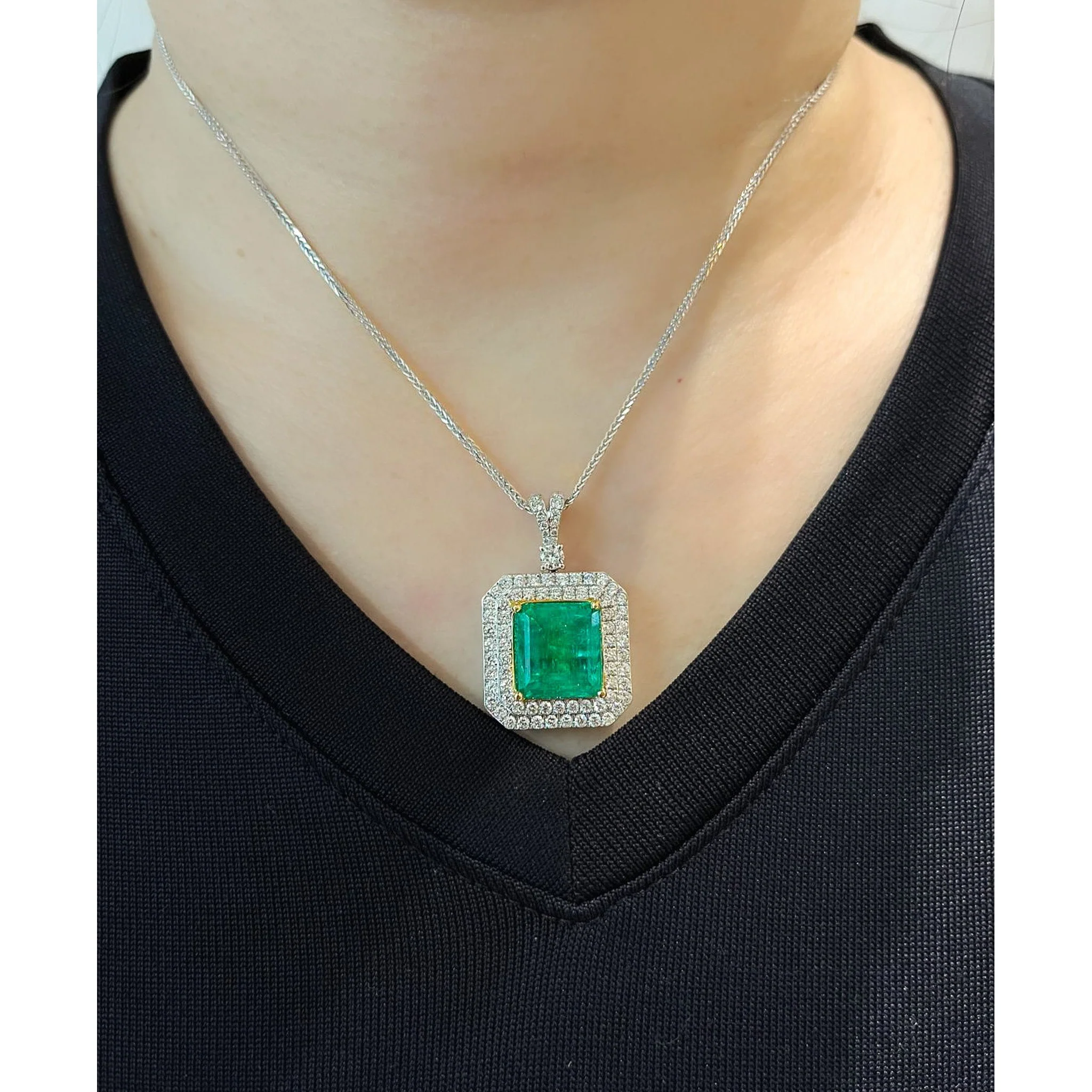 GIA Certified 6.33 Carat Minor Oil Colombian Emerald Necklace in 18K White Gold - Image 8