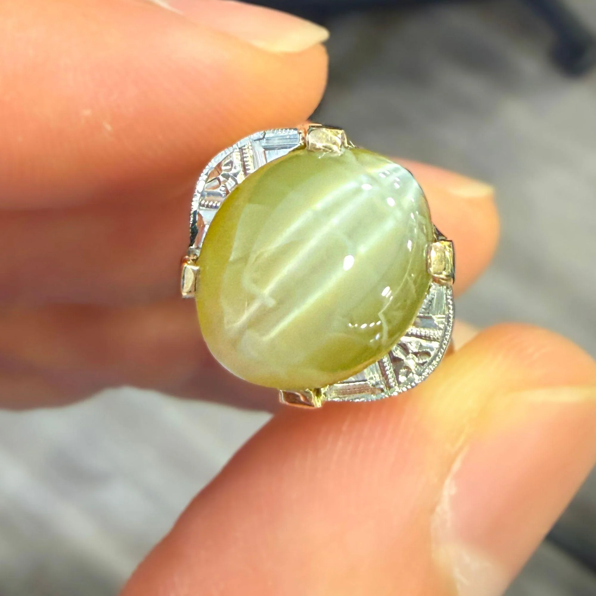 GIA Certified 9.46 Carat Green Cats Eye Chrysoberyl 14K Gold Art Deco Ring - Image 5
