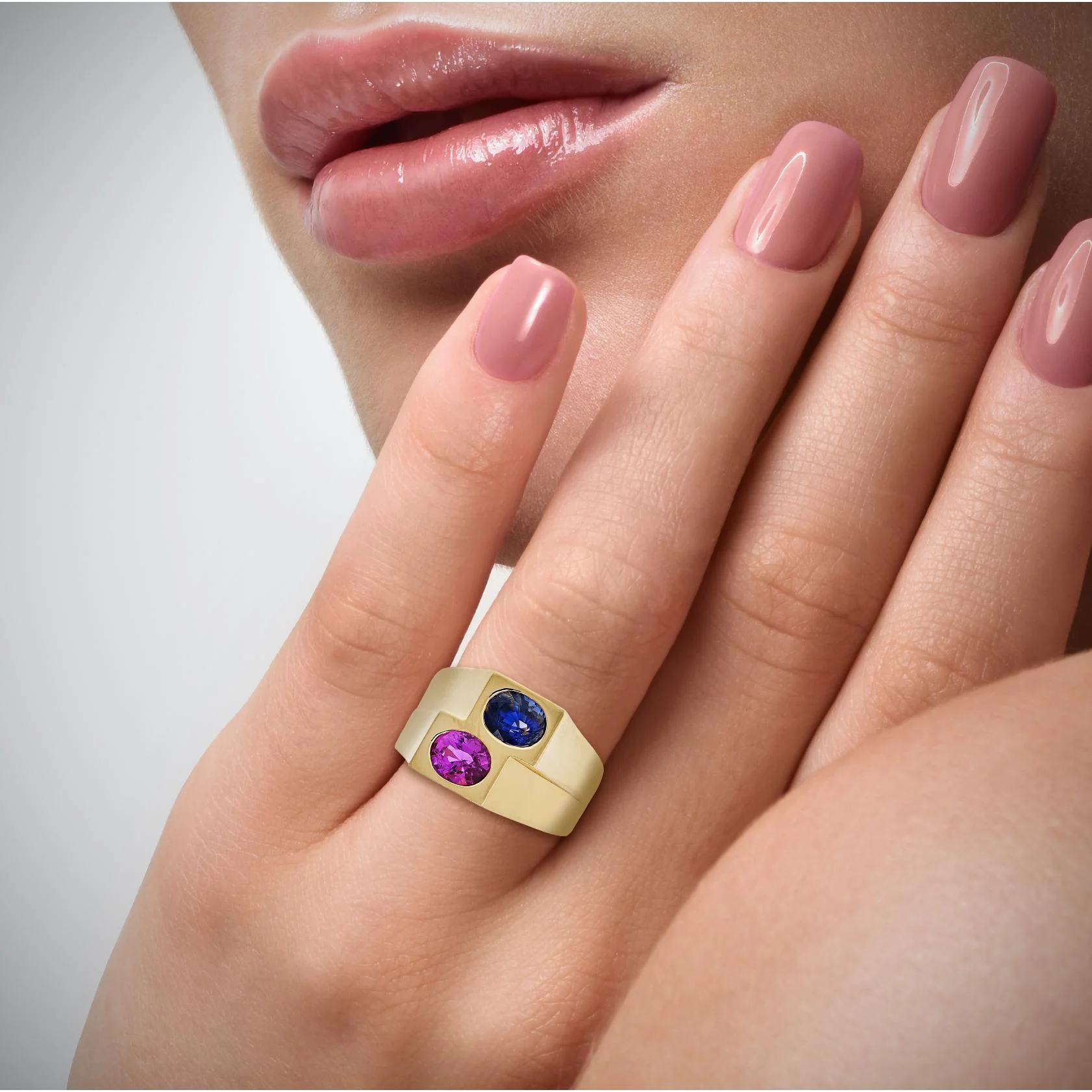 GIA certified Blue and Pink Sapphire Unisex Bezel Ring in 18k gold - Image 3