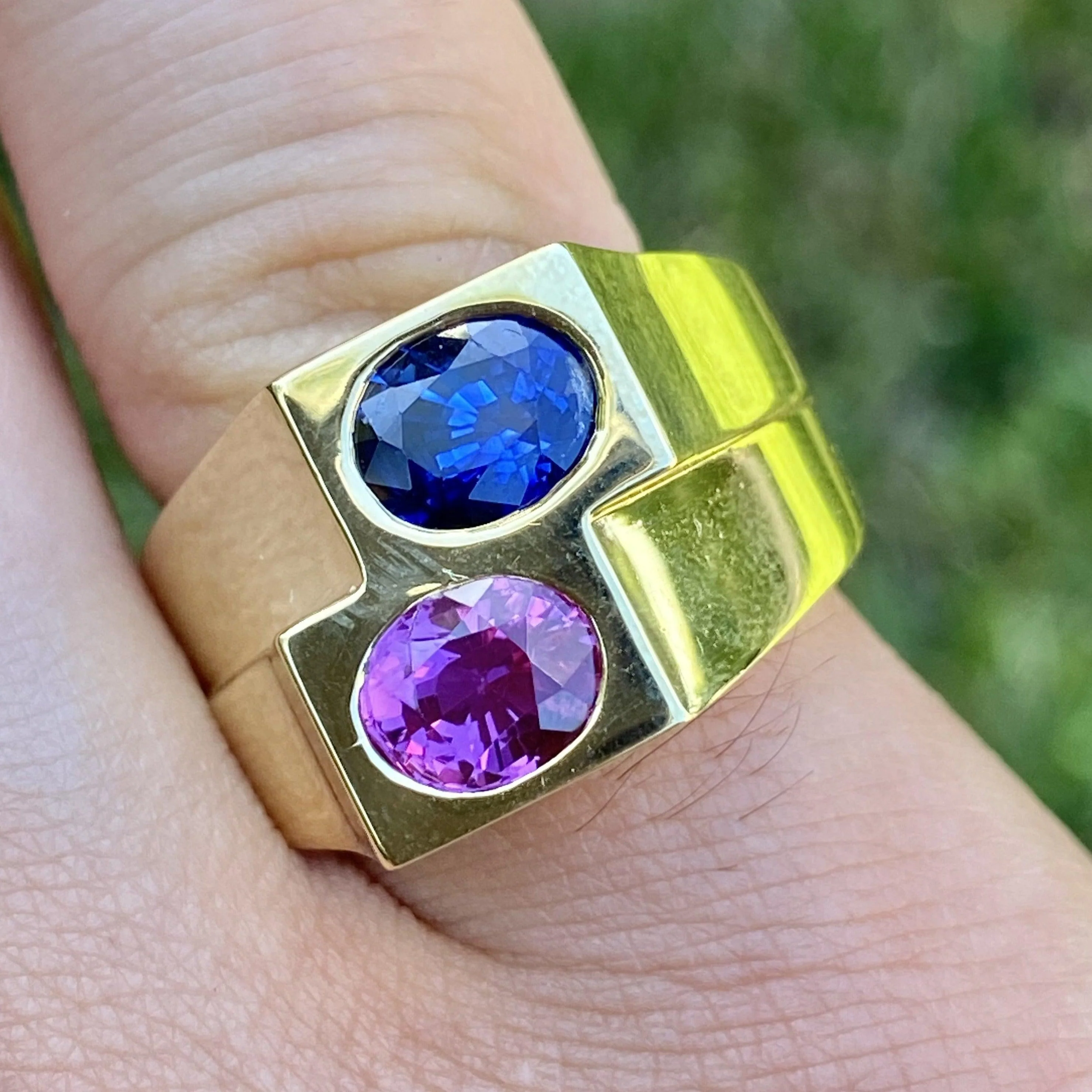 GIA certified Blue and Pink Sapphire Unisex Bezel Ring in 18k gold - Image 4