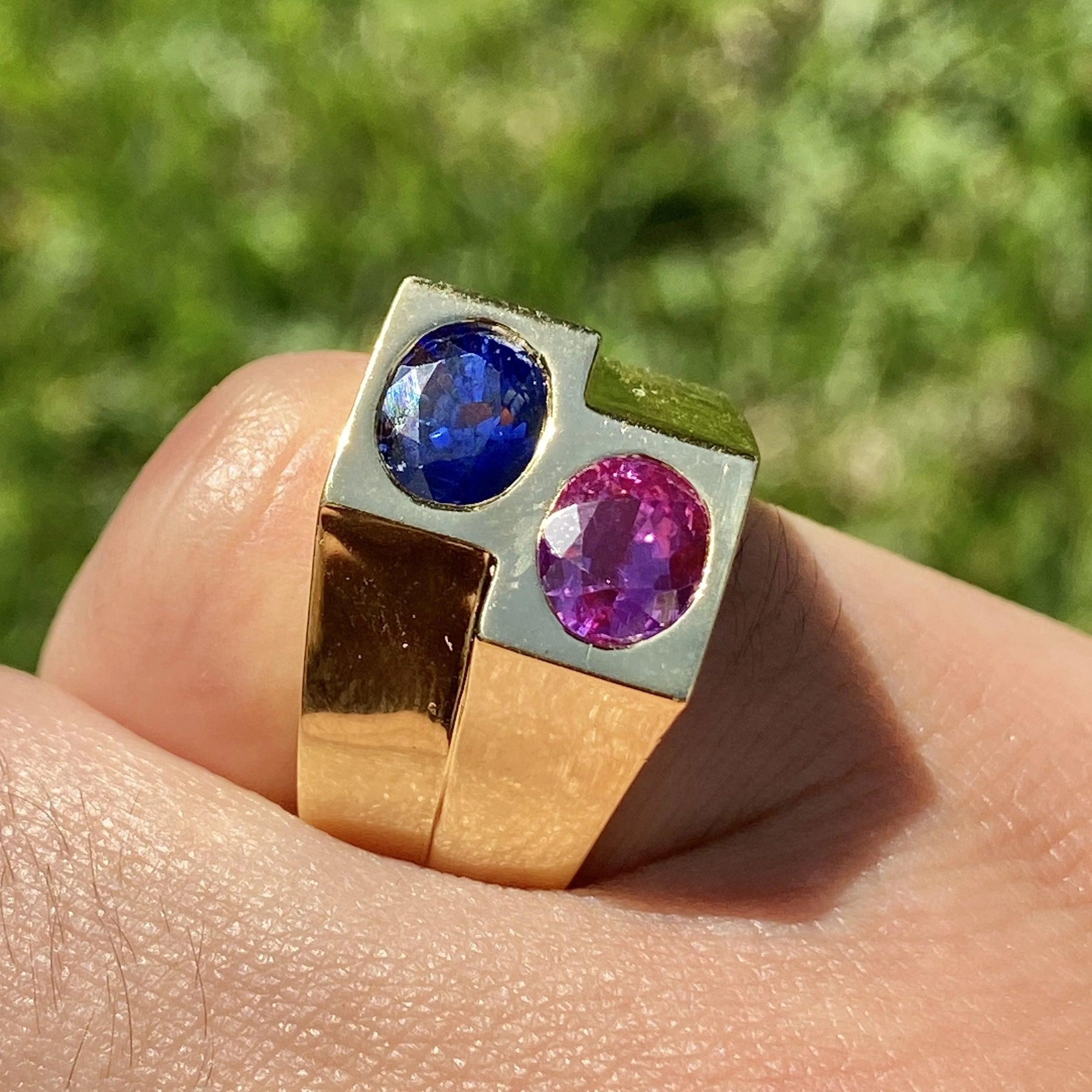 GIA certified Blue and Pink Sapphire Unisex Bezel Ring in 18k gold - Image 5