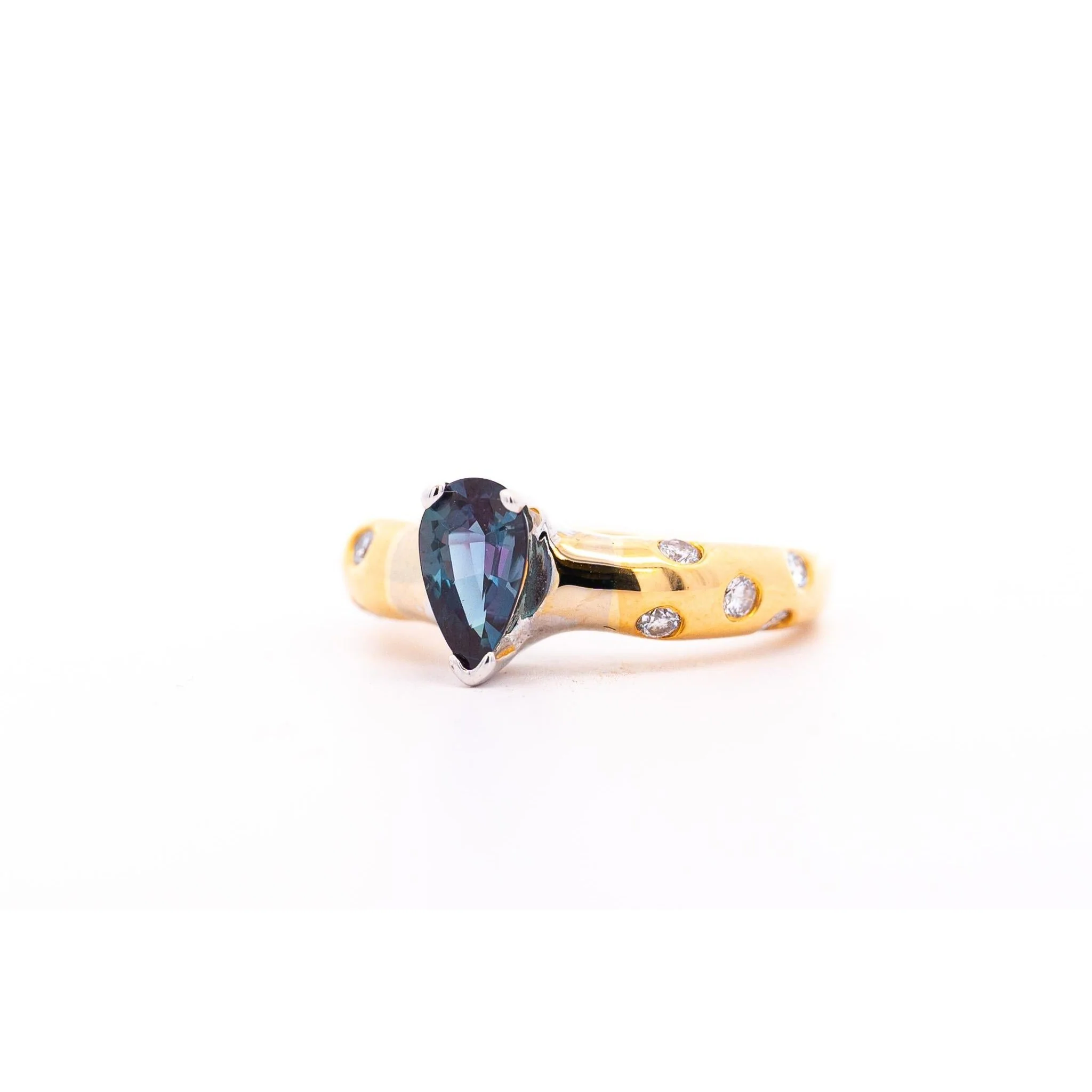 GIA Certified Brazilian Alexandrite 0.90 Carat Pear Cut Green-Purple in 18K Ring - Image 2