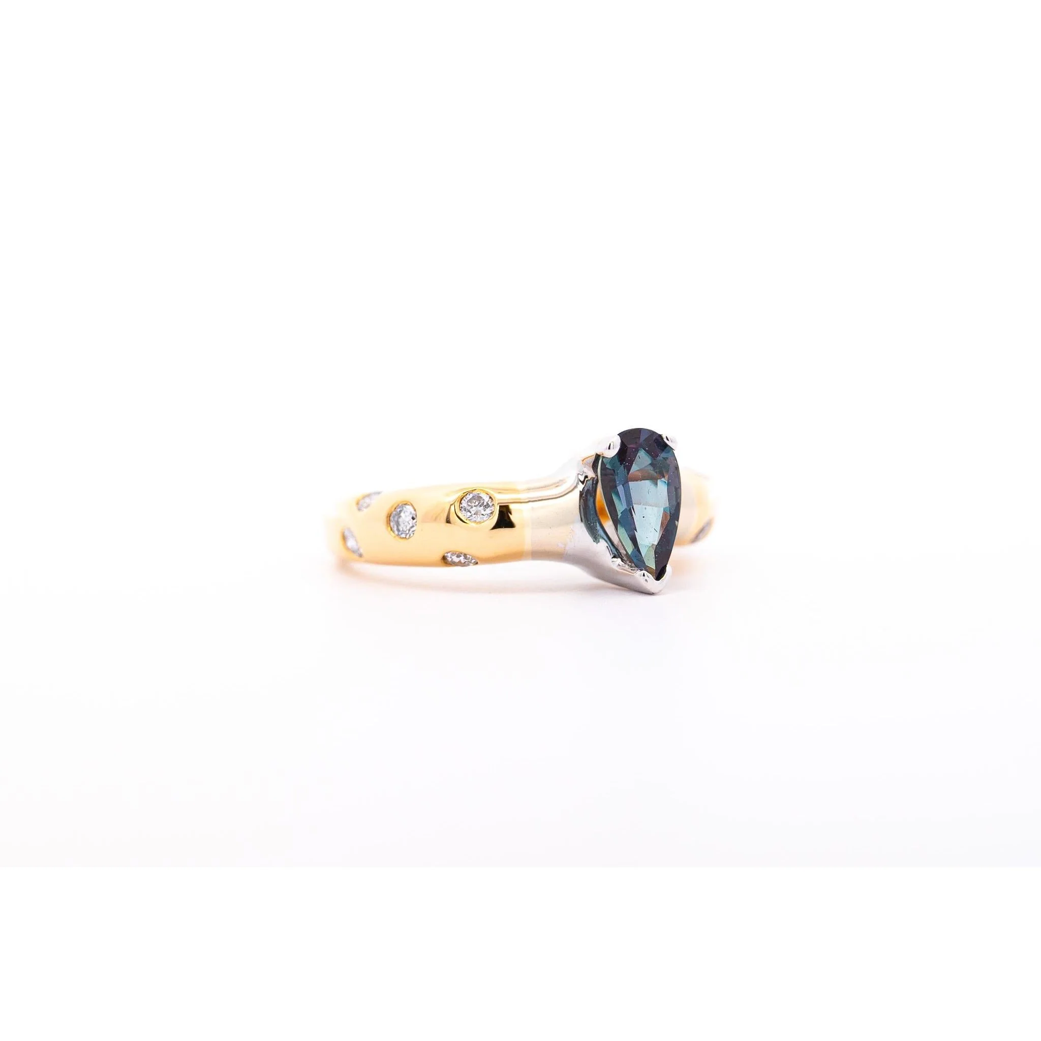GIA Certified Brazilian Alexandrite 0.90 Carat Pear Cut Green-Purple in 18K Ring - Image 5