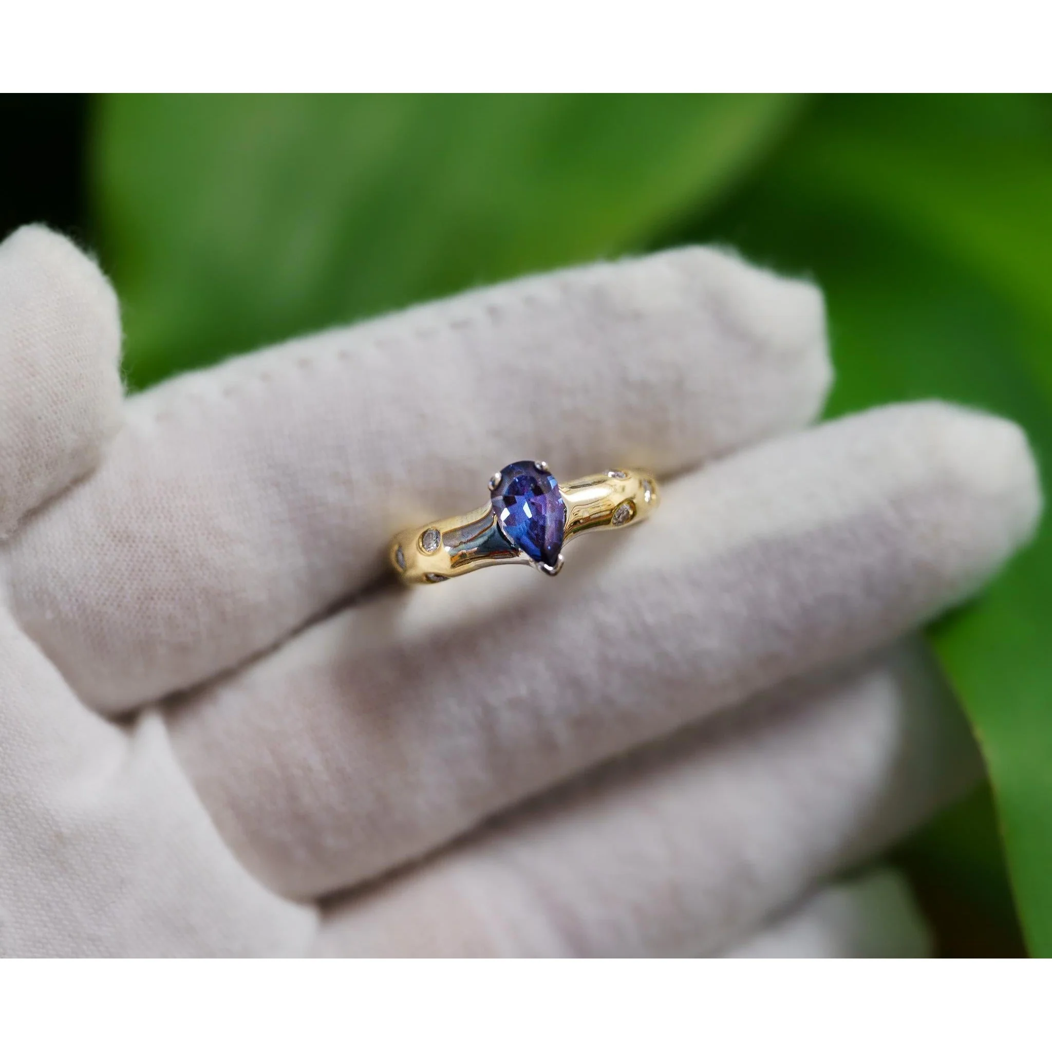 GIA Certified Brazilian Alexandrite 0.90 Carat Pear Cut Green-Purple in 18K Ring - Image 6