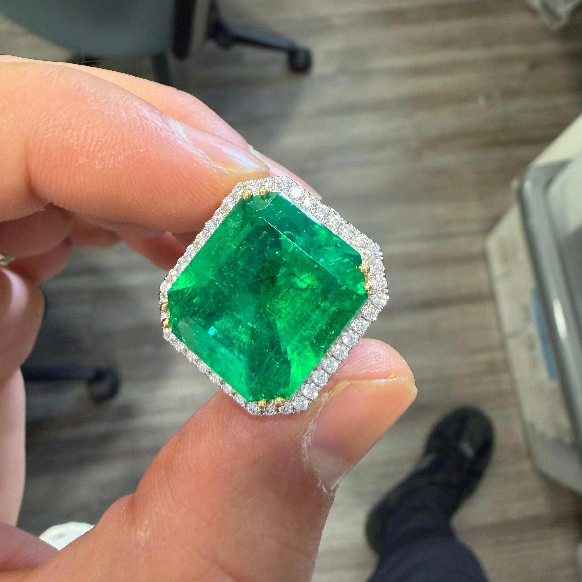 GRS Cert. 17.73 Carat Minor Oil Colombian Emerald Ring - Image 10