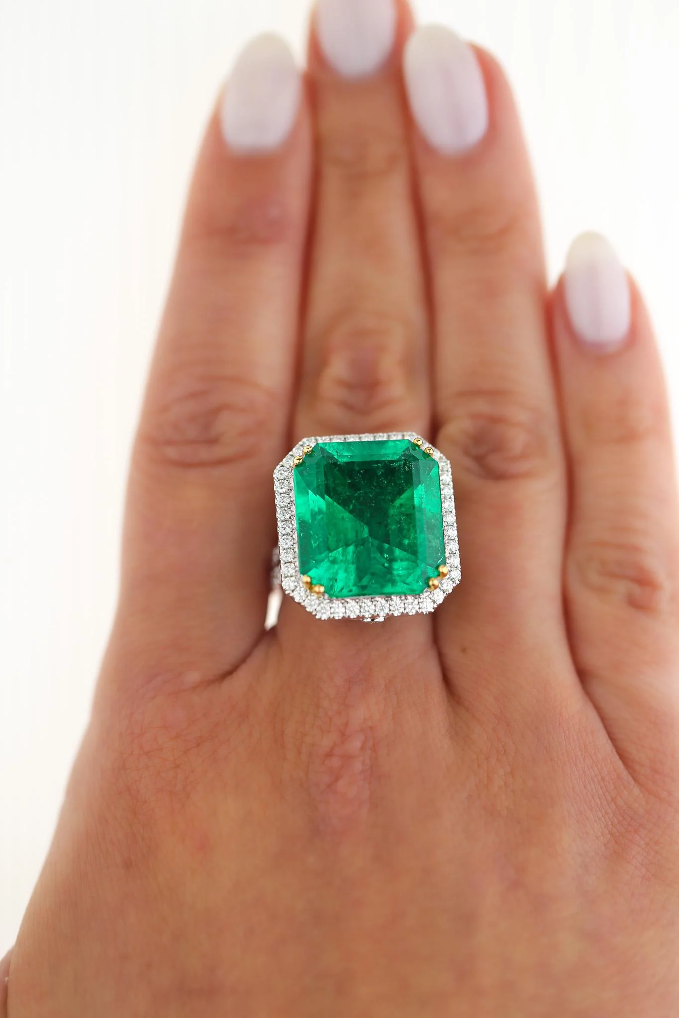 GRS Cert. 17.73 Carat Minor Oil Colombian Emerald Ring - Image 14