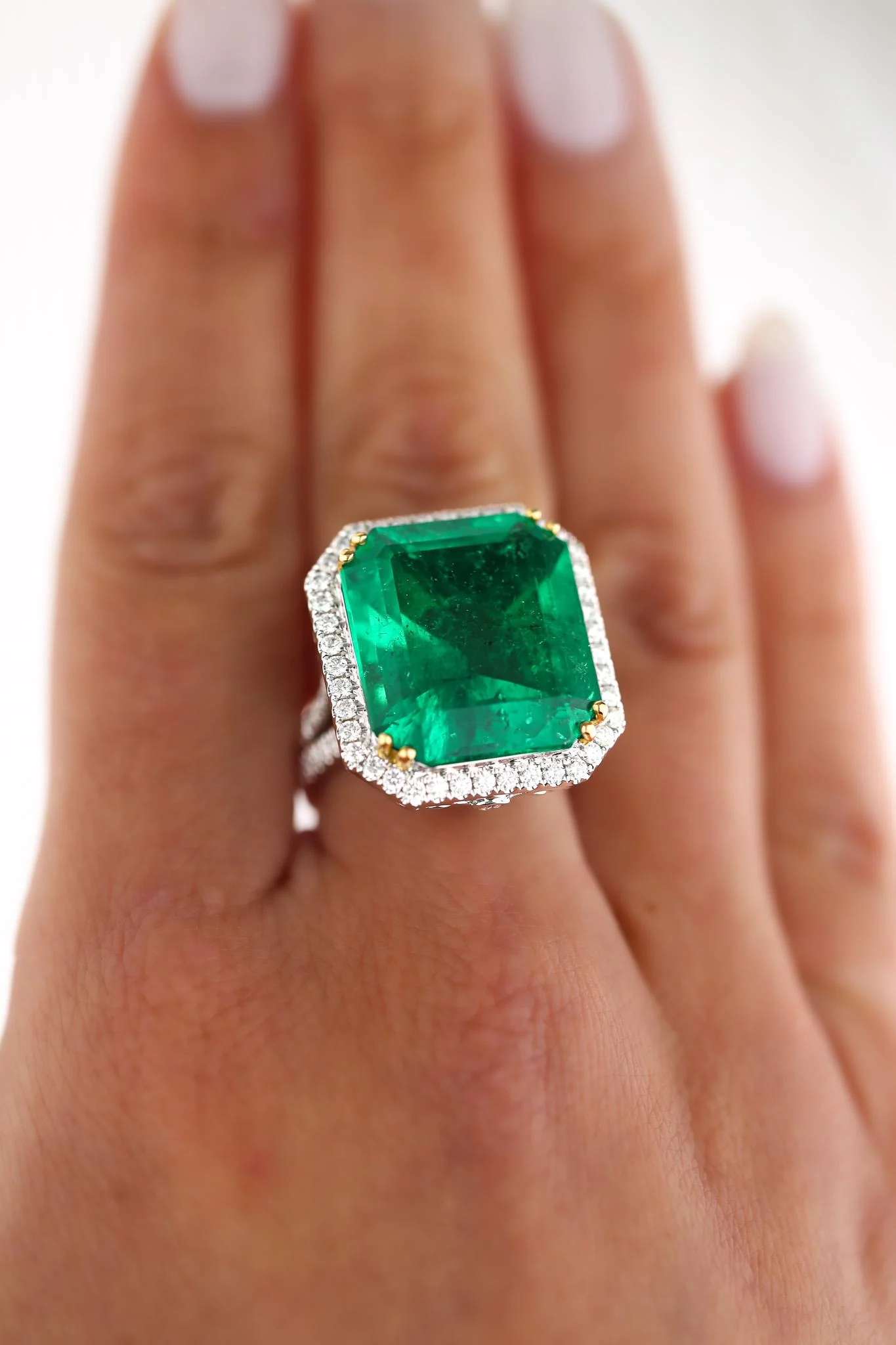 GRS Cert. 17.73 Carat Minor Oil Colombian Emerald Ring - Image 15