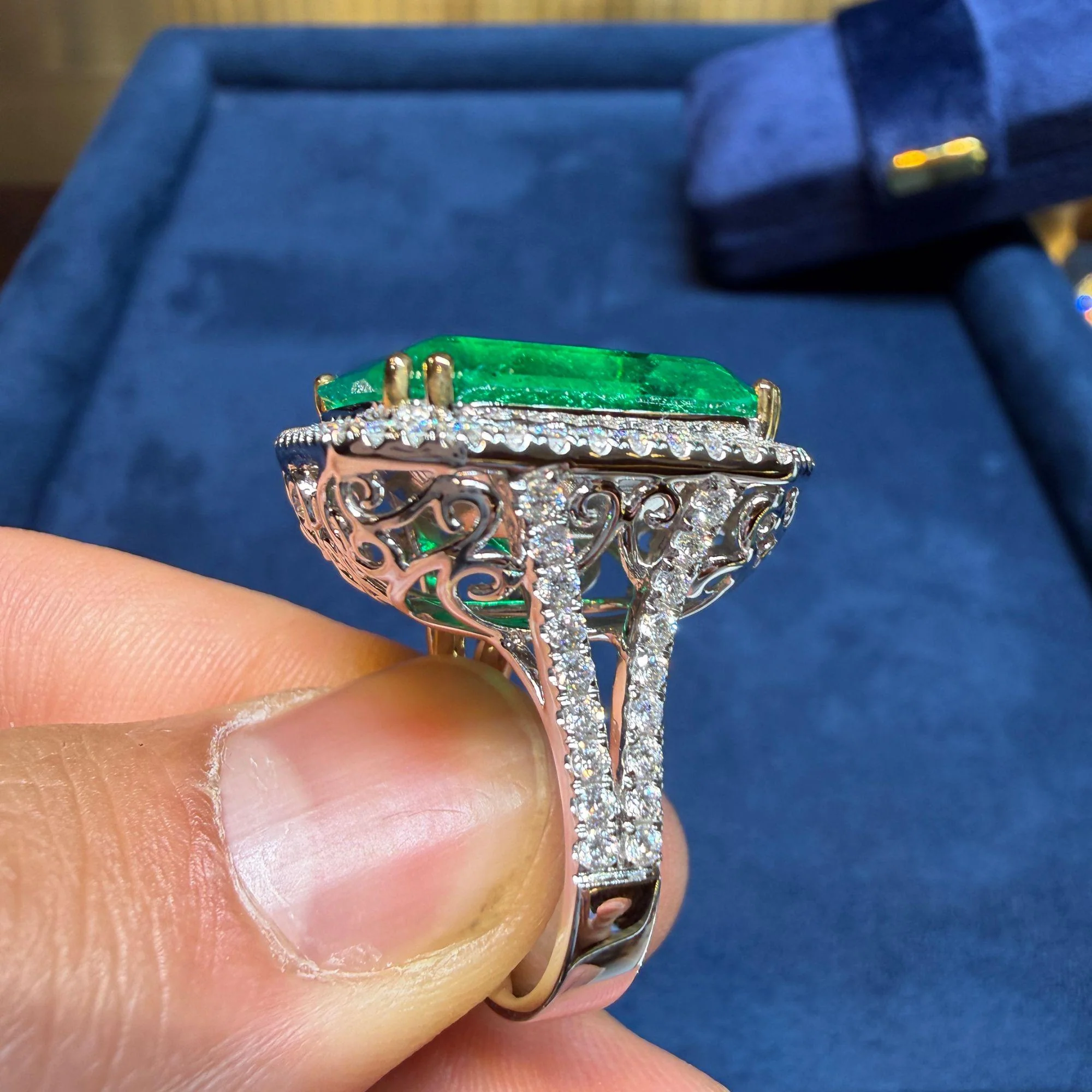 GRS Cert. 17.73 Carat Minor Oil Colombian Emerald Ring - Image 7