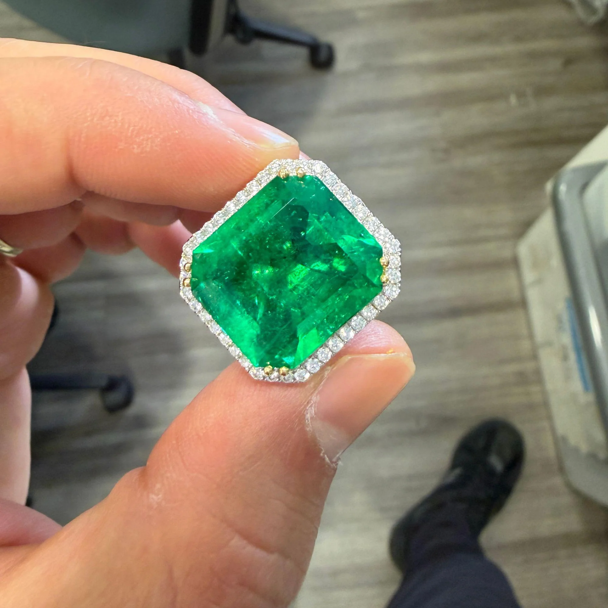 GRS Cert. 17.73 Carat Minor Oil Colombian Emerald Ring - Image 9