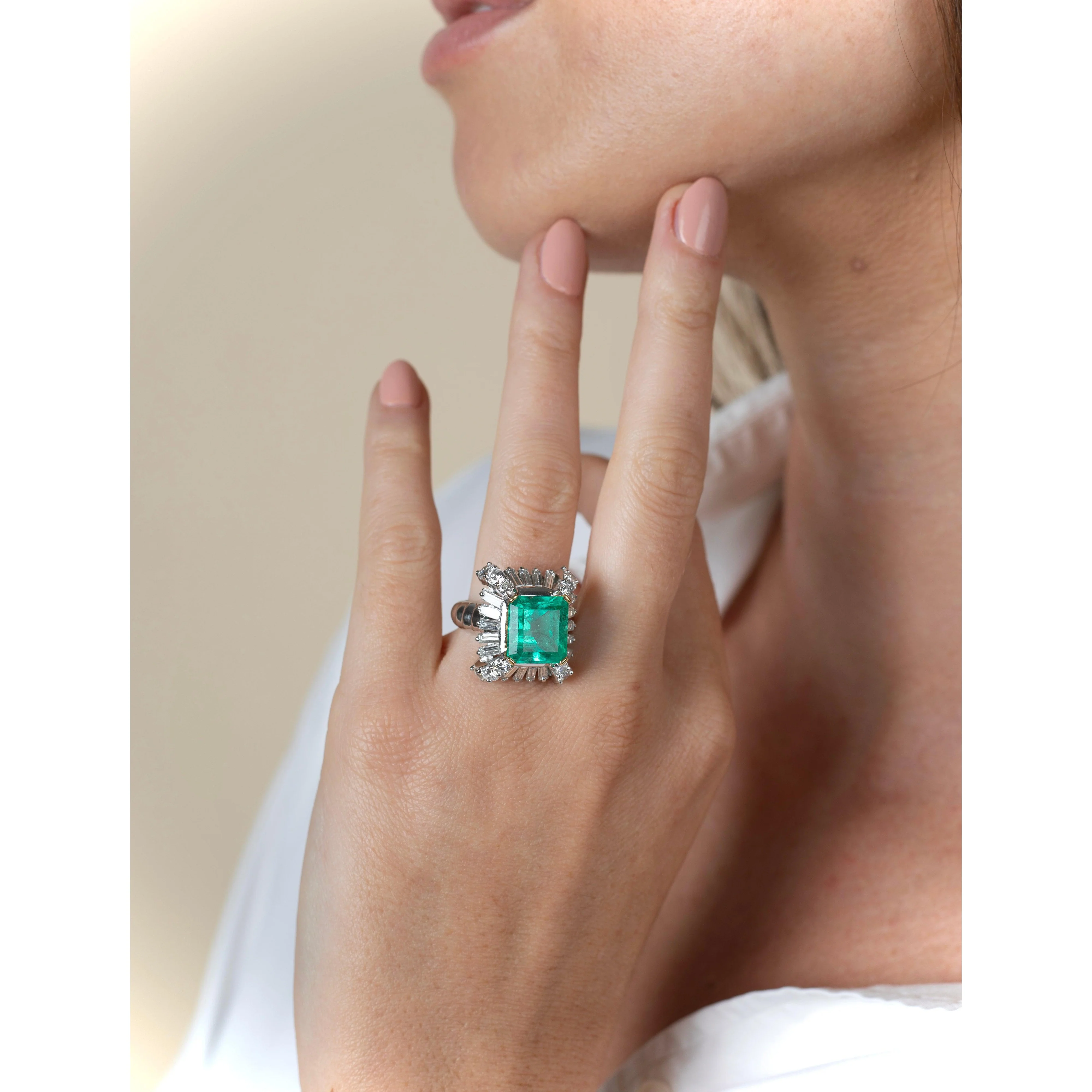 GRS Certified 6.78 carat Colombian Emerald and Baguette Cut Diamond Ring - Image 3