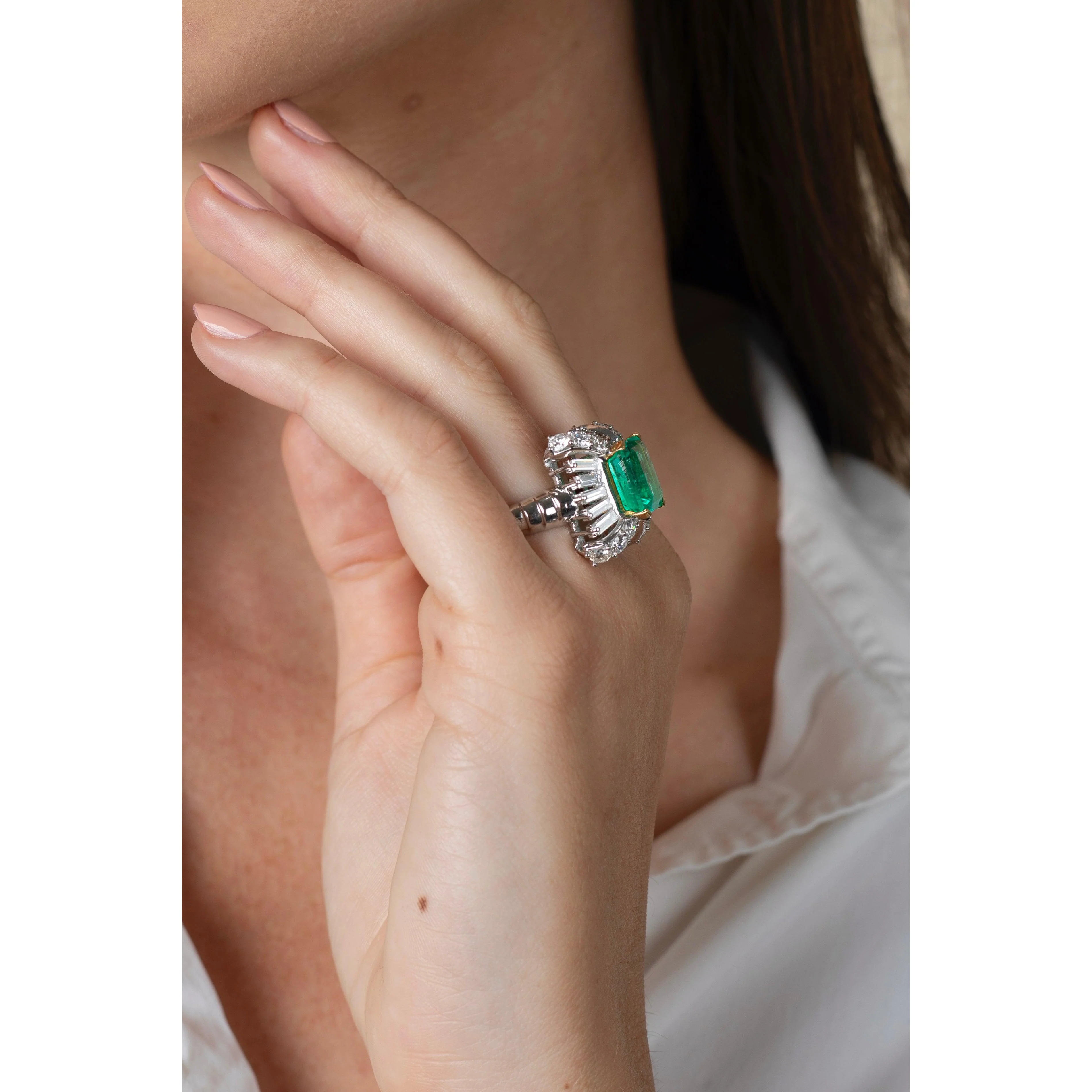 GRS Certified 6.78 carat Colombian Emerald and Baguette Cut Diamond Ring - Image 7