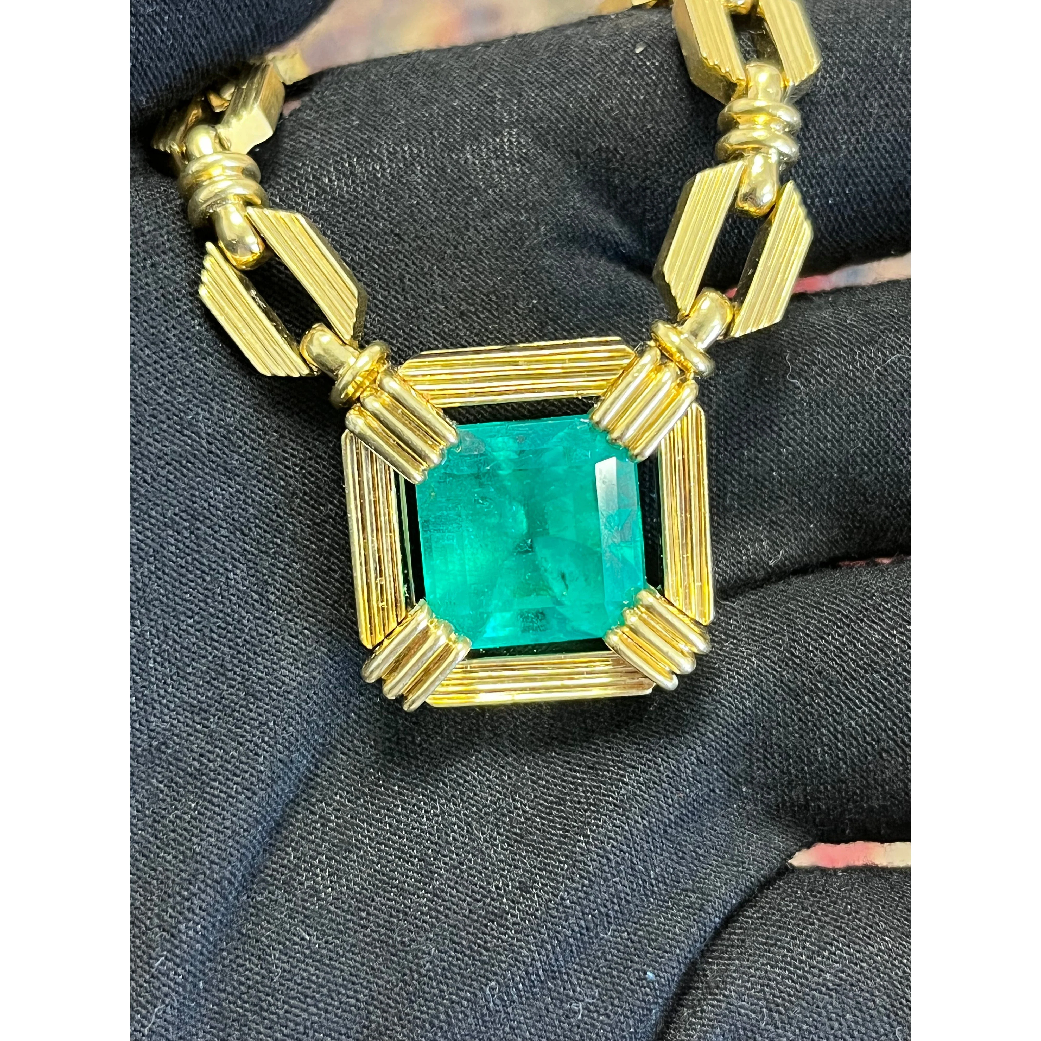 Henry Dunay 19.48 carat Colombian Emerald Necklace in 18k Yellow Gold - Image 7