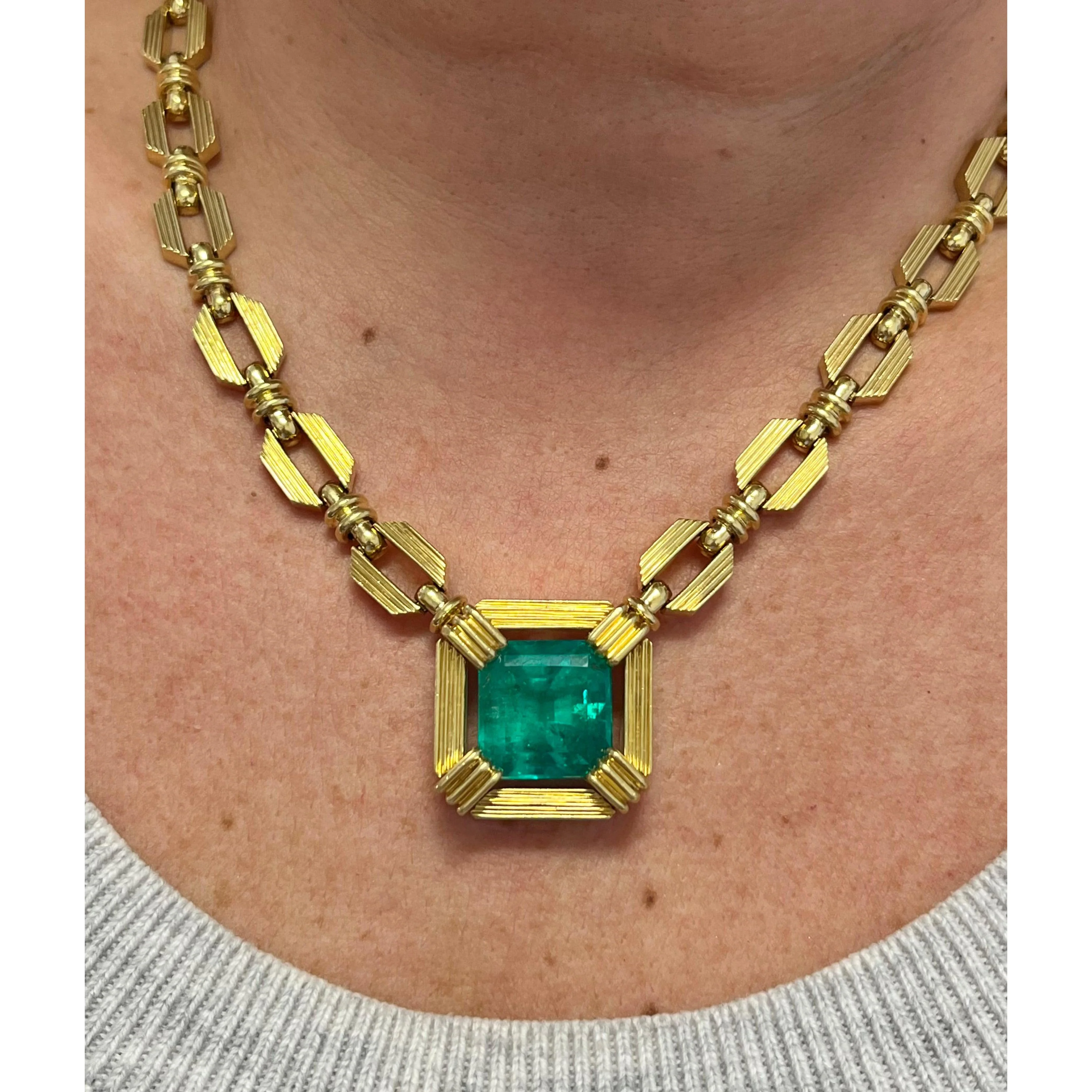 Henry Dunay 19.48 carat Colombian Emerald Necklace in 18k Yellow Gold - Image 8