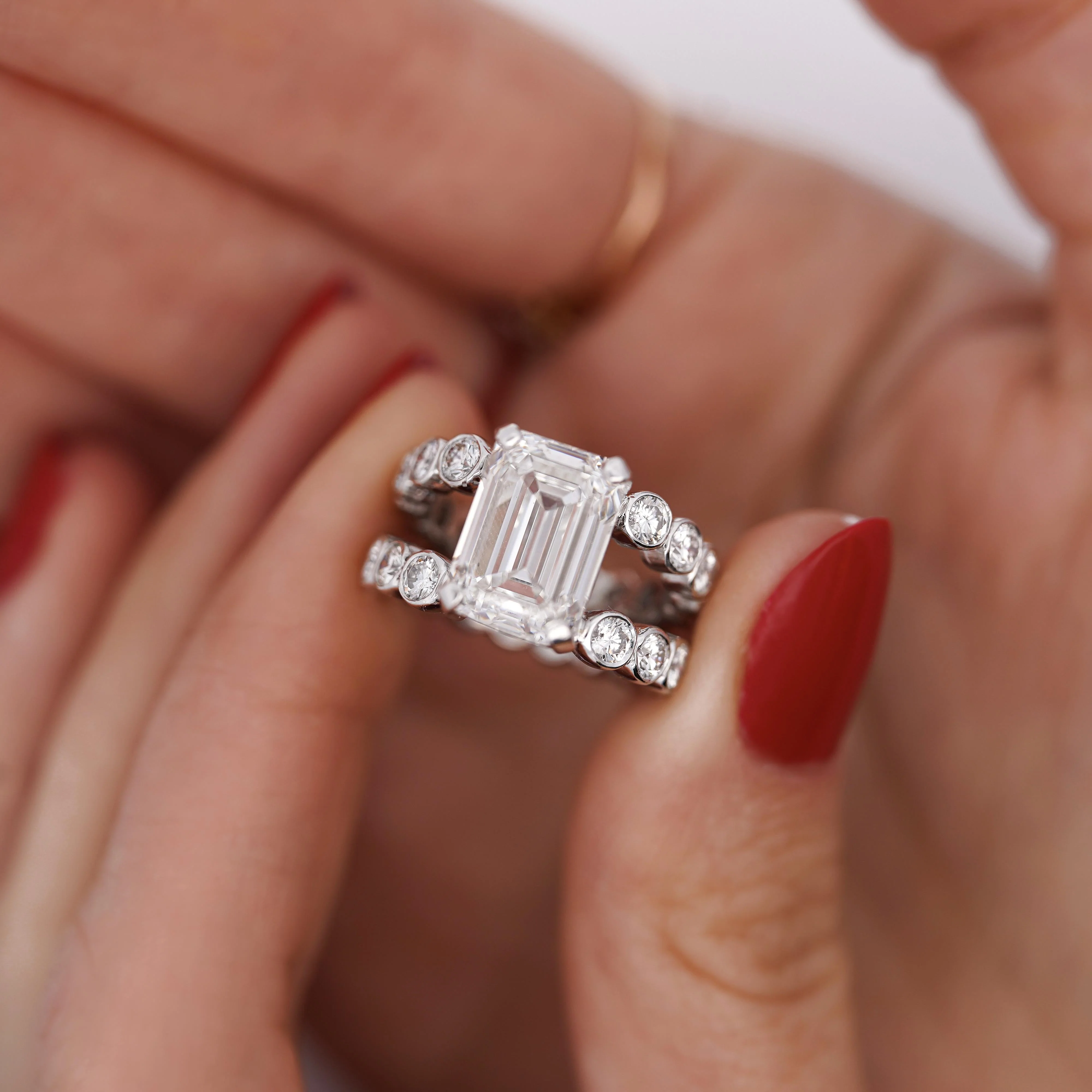 IGI Cert. 10.05 Carat Emerald Cut Lab Grown Diamond Platinum Split Open Ring - Image 4