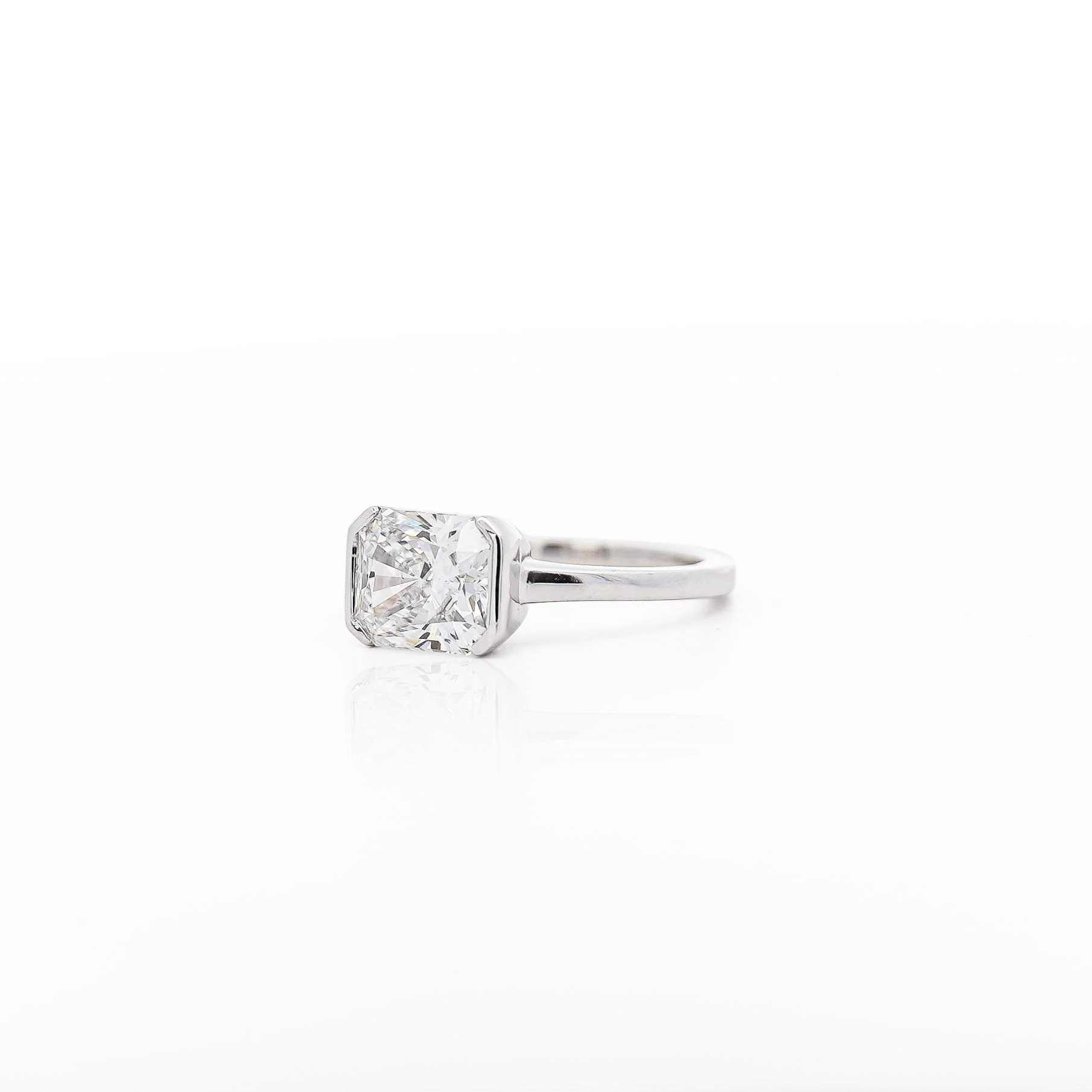 IGI Cert. 2.54 Carat Lab Grown Radiant Cut Diamond East West Half Bezel Ring - Image 3