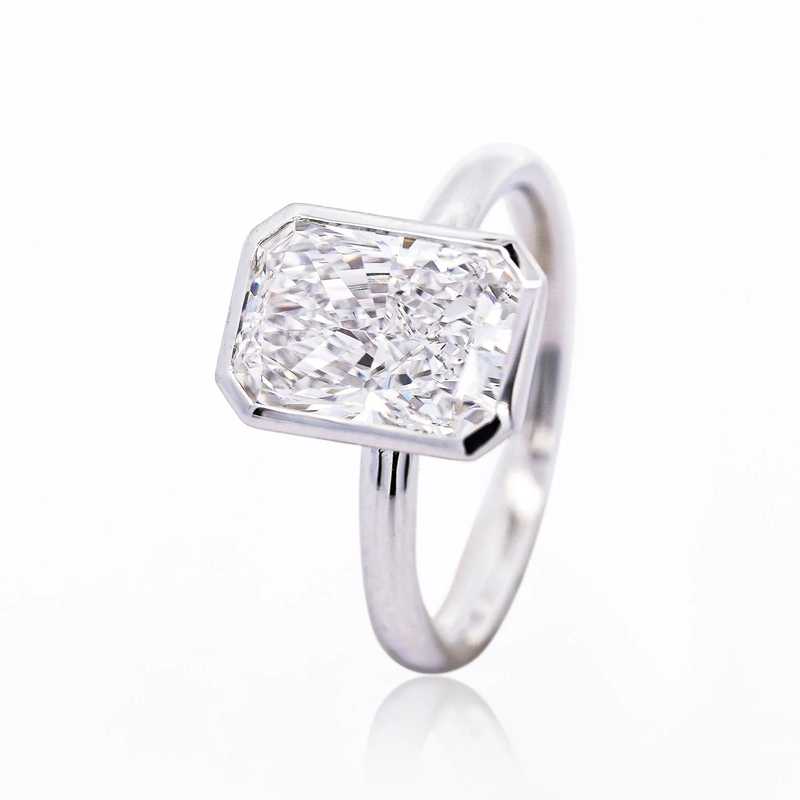IGI Cert. 3.1 Carat Lab Grown Diamond Bezel Set Engagement Ring - Image 4