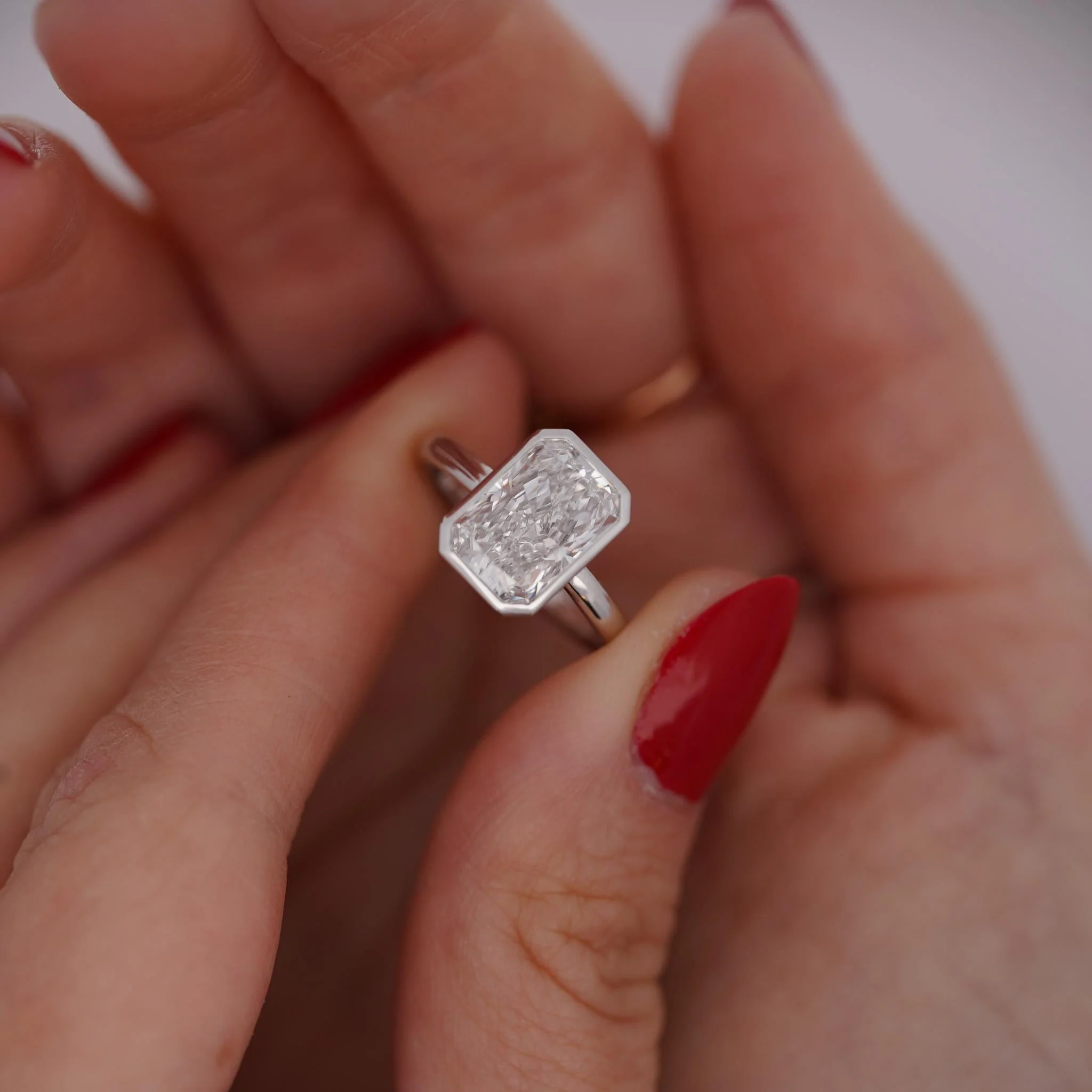 IGI Cert. 3.1 Carat Lab Grown Diamond Bezel Set Engagement Ring - Image 8