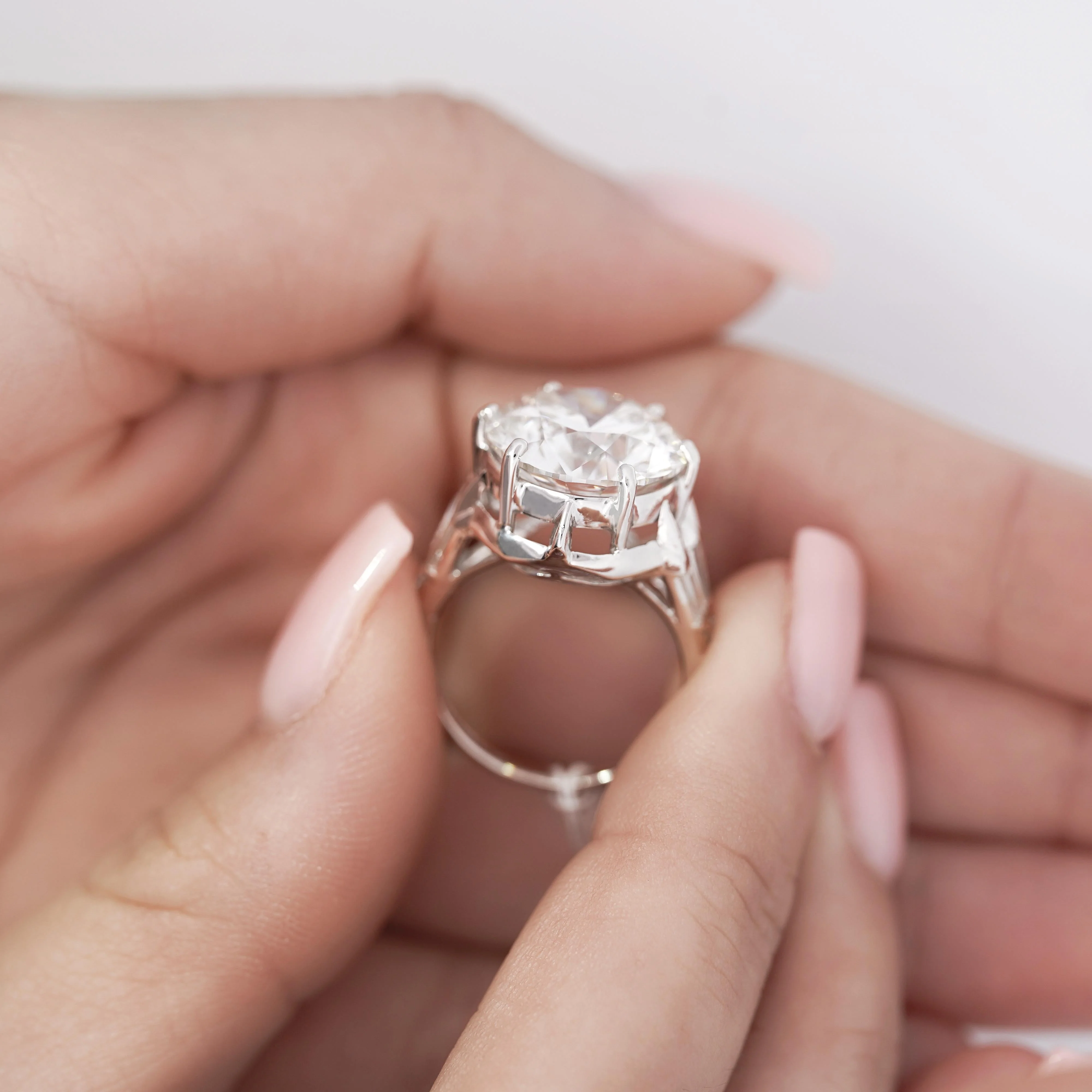 IGI Certified 9.54 Carat G/VS1 Lab Grown Diamond Vintage Platinum Ring - Image 10