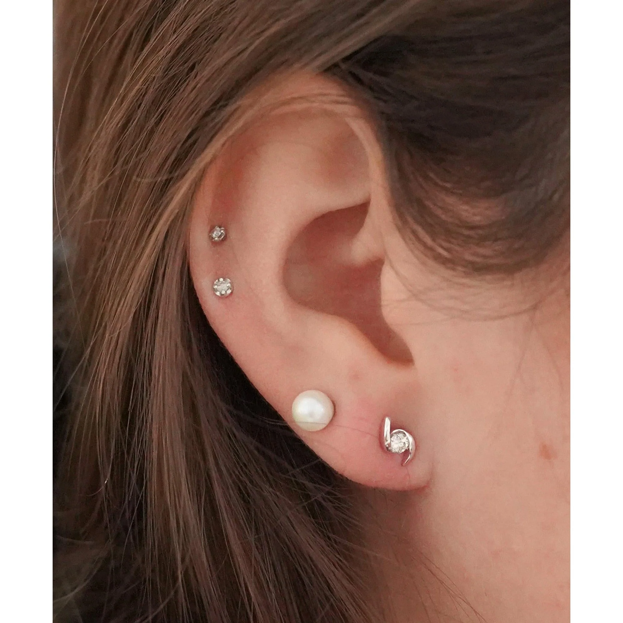 Natural 0.20 Carat Round Cut Diamond Curved Ying & Yang Stud Earrings - Image 4