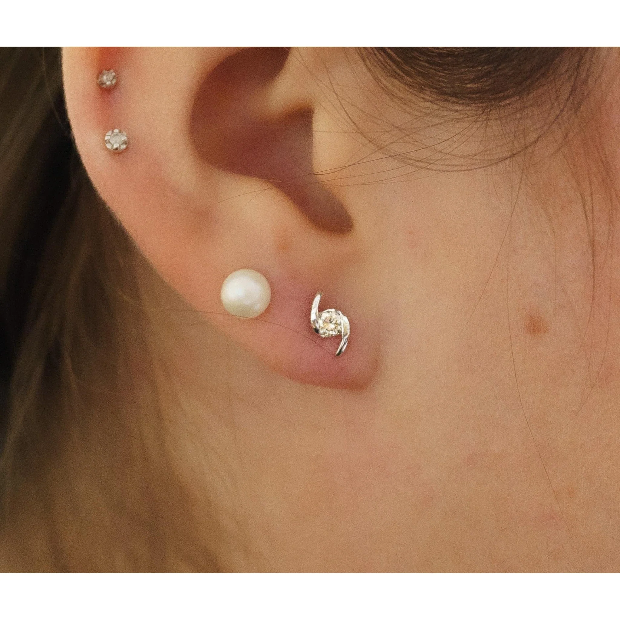 Natural 0.20 Carat Round Cut Diamond Curved Ying & Yang Stud Earrings - Image 5