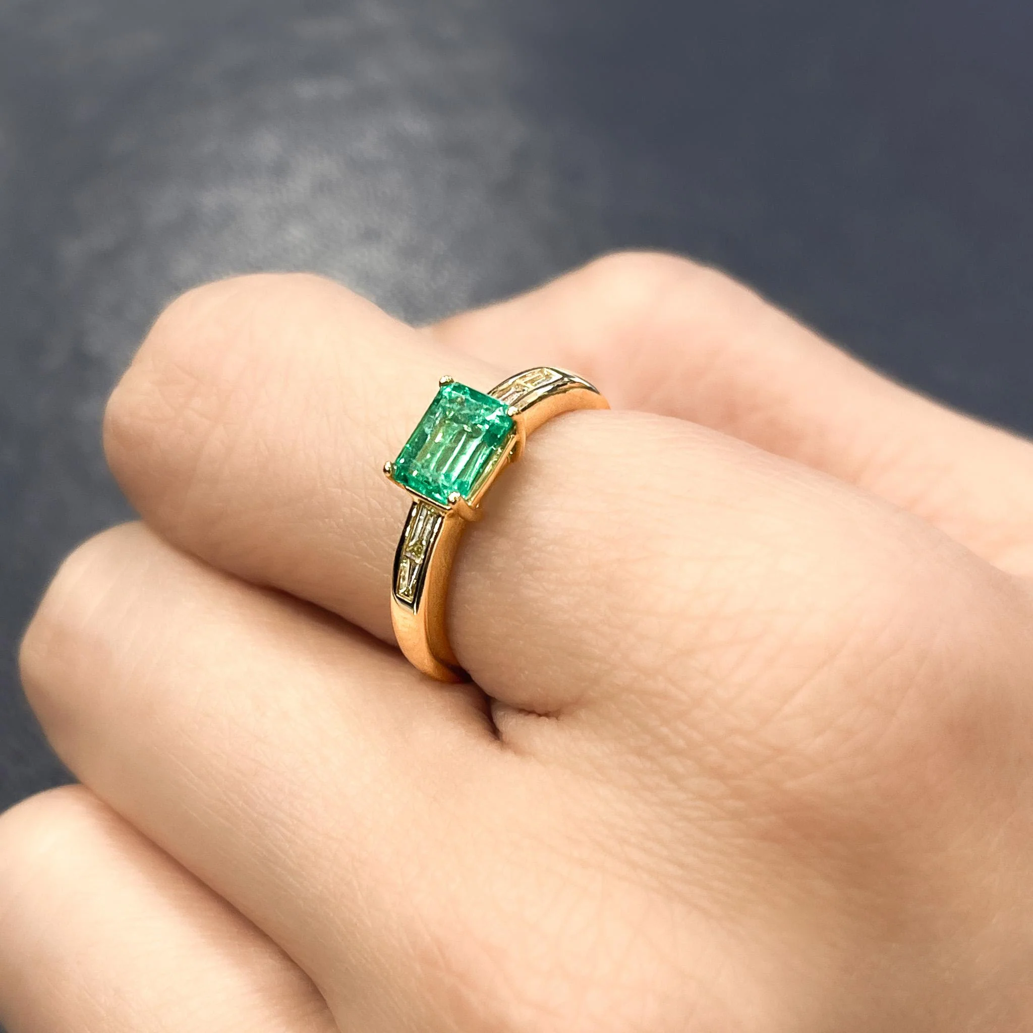 Natural 1 Carat Emerald & Baguette Diamond 18K Gold East West Ring - Image 7