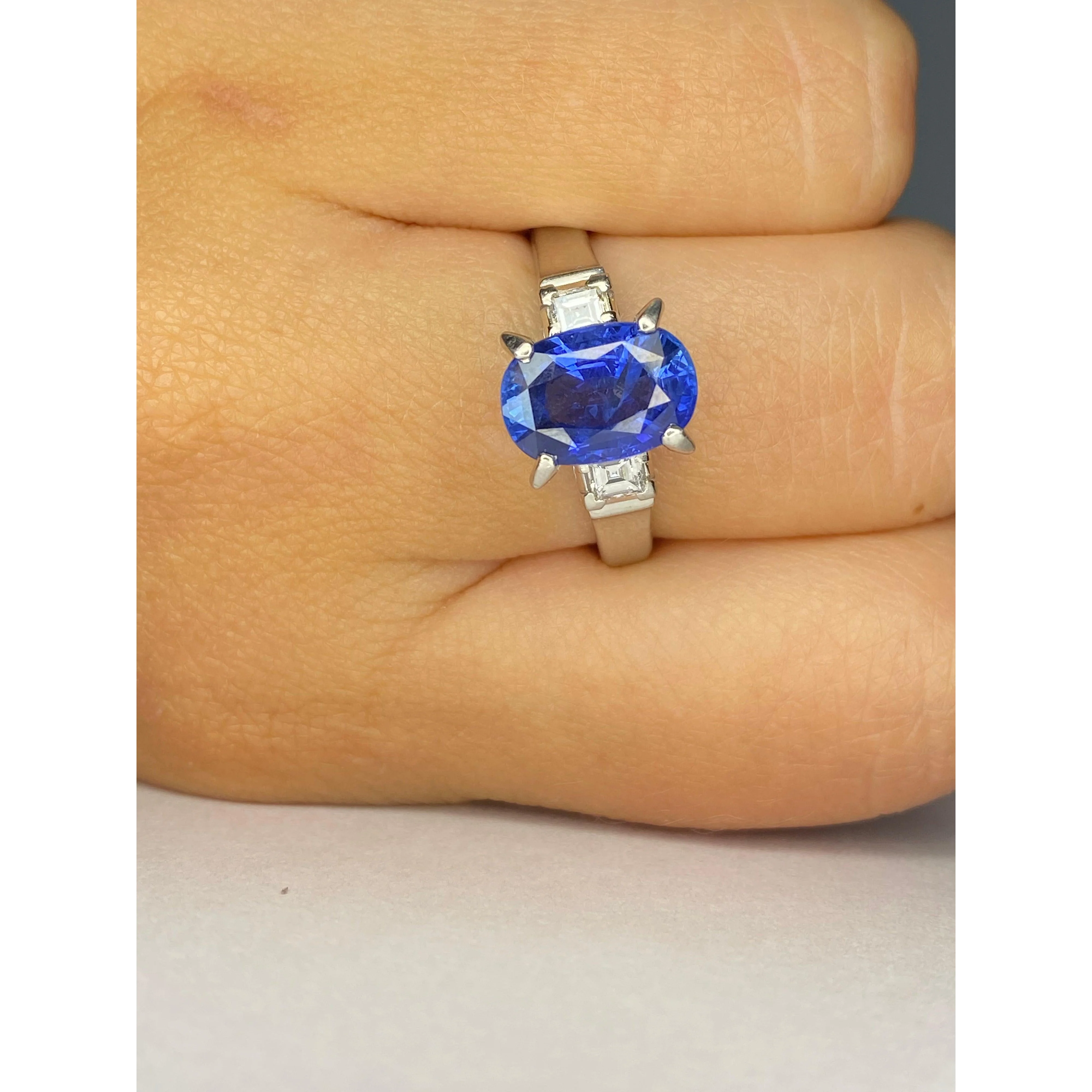Vintage Oval Cut Natural Blue Sapphire Mounted in a Platinum Ring - Image 4