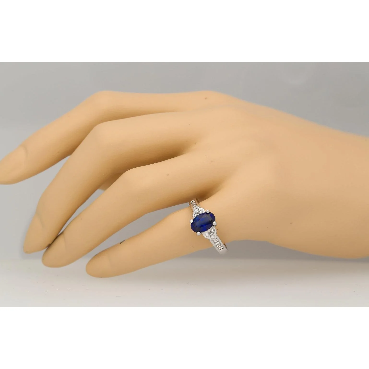 Oval cut Natural Blue Sapphire with natural baguette cut diamonds in 18k solid white gold - Image 5