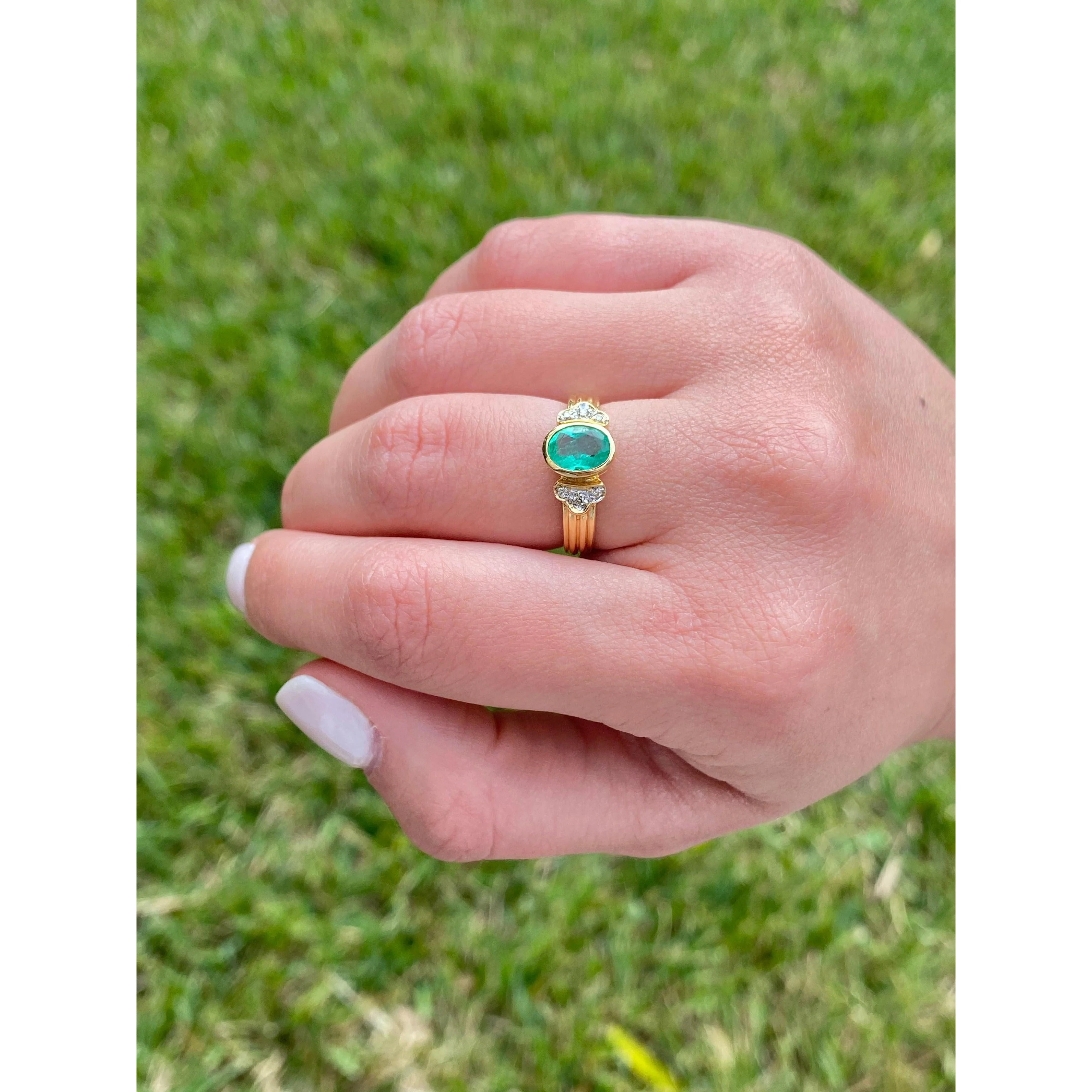 Oval Cut Natural Colombian Emerald Ring in 14k Yellow Gold - Image 3