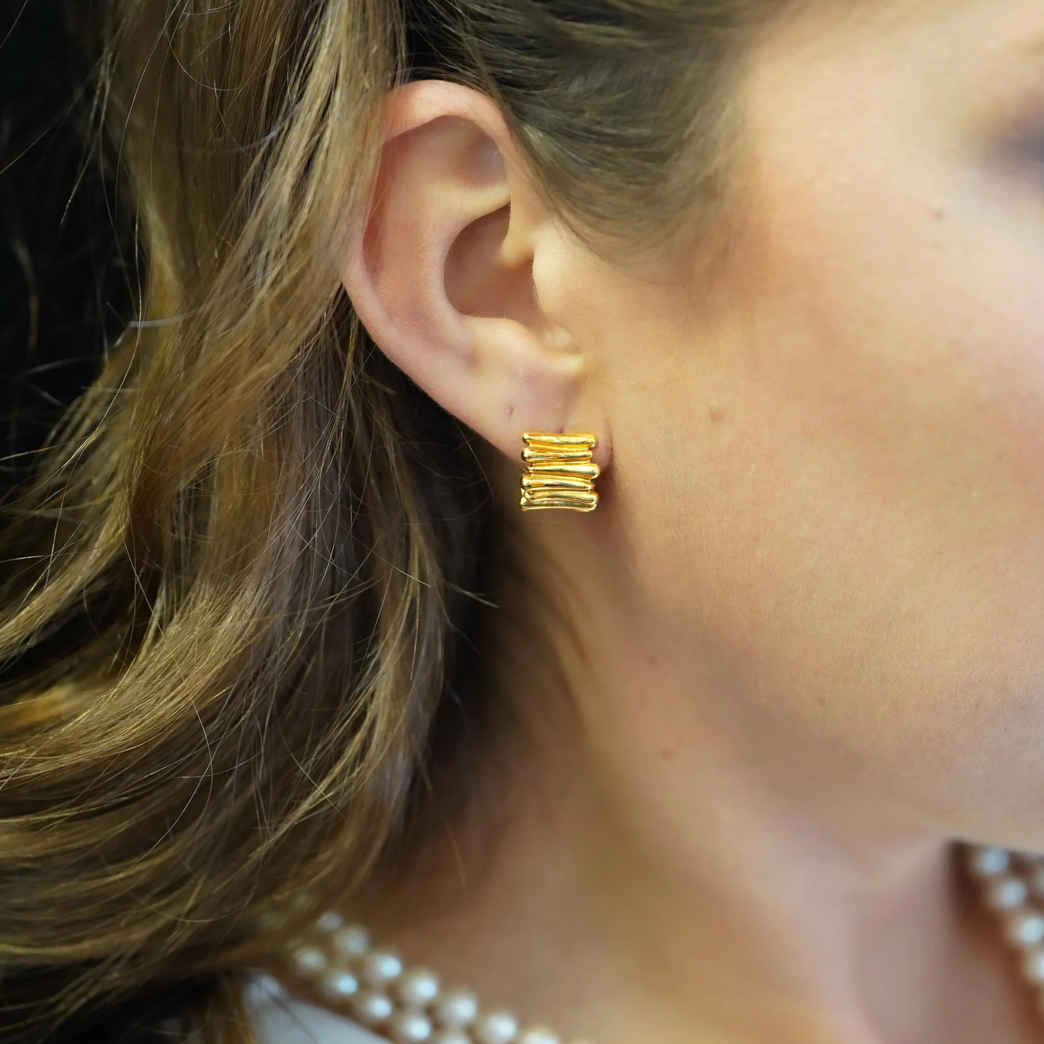 Tiffany & Co. 18K Gold Ribbed Huggie Latch Back Vintage Earrings - Image 2