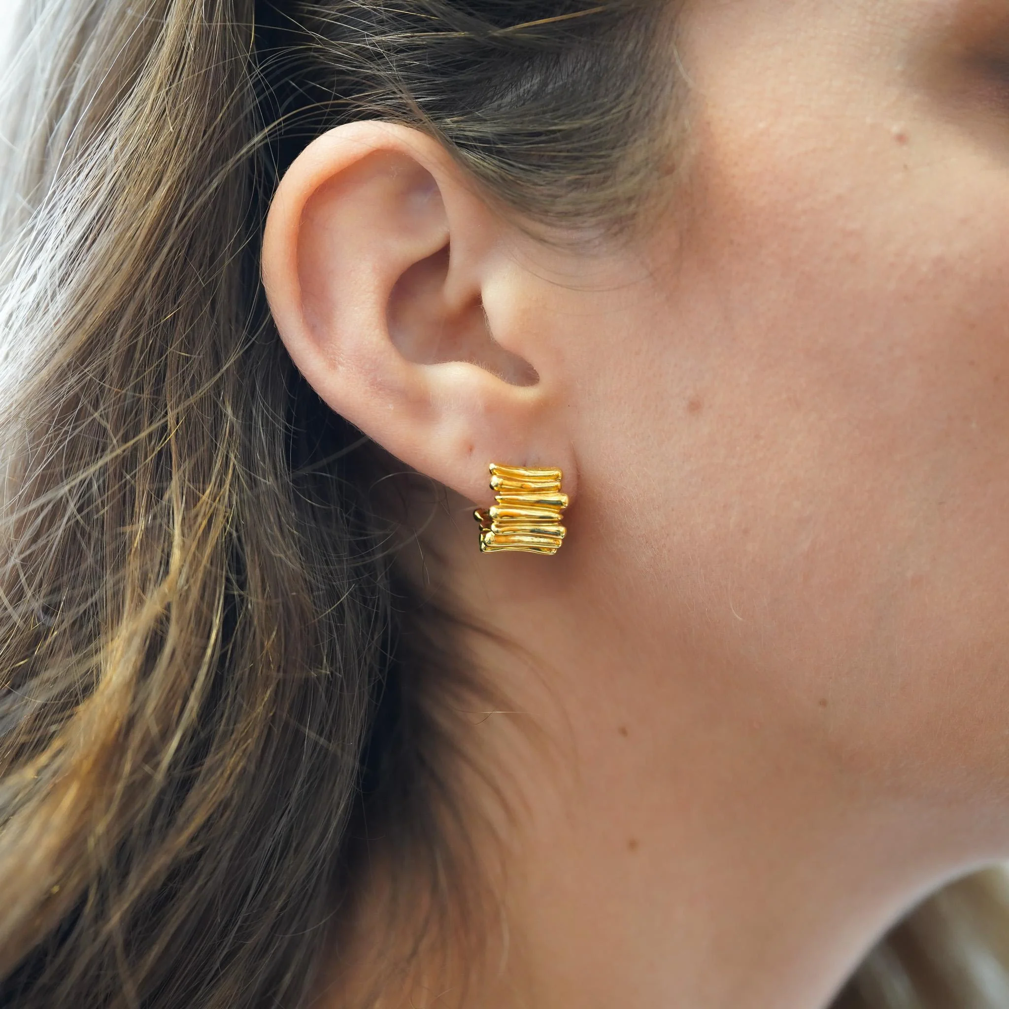 Tiffany & Co. 18K Gold Ribbed Huggie Latch Back Vintage Earrings - Image 7