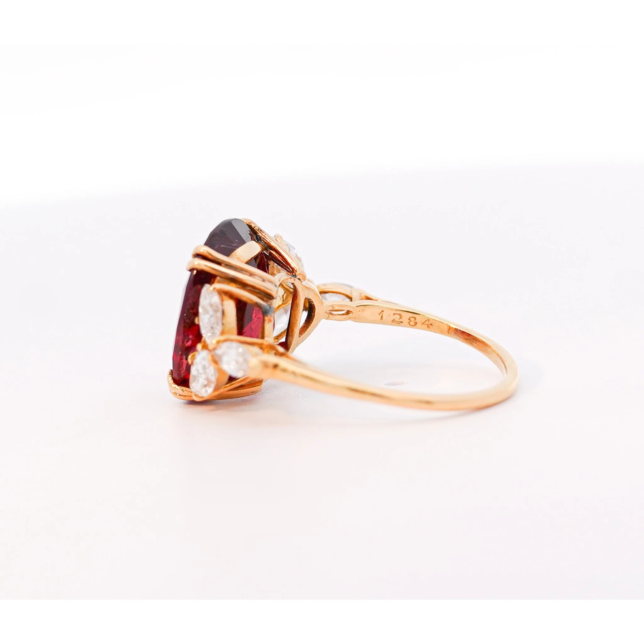 Van Cleef & Arpels 8.85 Carat No Heat Oval Ruby in 18k Yellow Gold Ring - Image 10