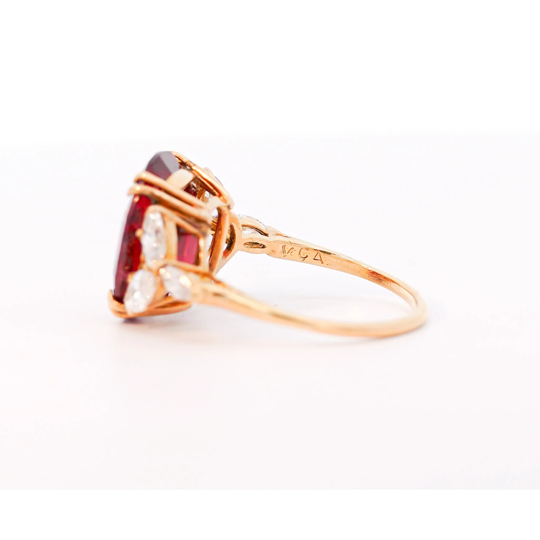 Van Cleef & Arpels 8.85 Carat No Heat Oval Ruby in 18k Yellow Gold Ring - Image 11