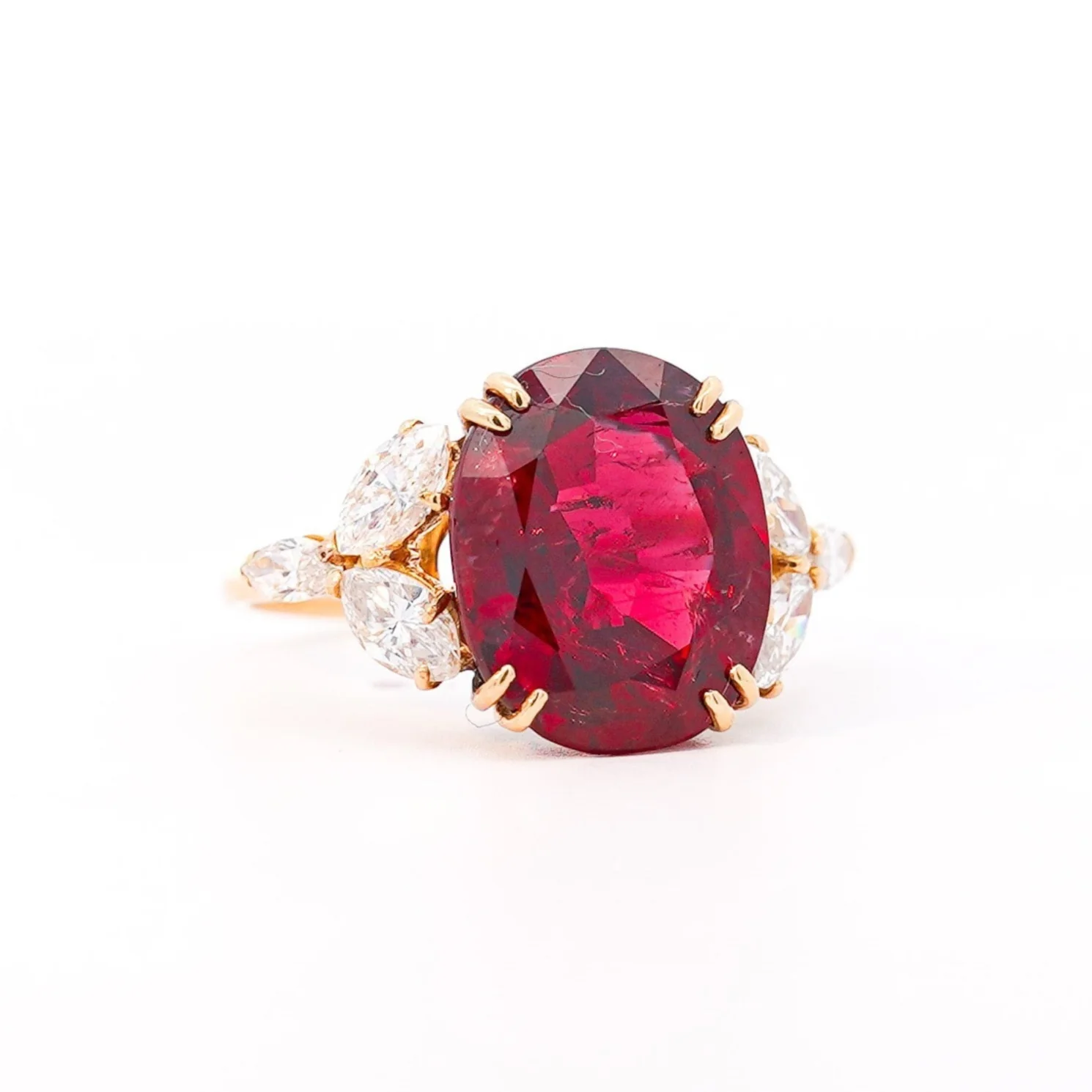 Van Cleef & Arpels 8.85 Carat No Heat Oval Ruby in 18k Yellow Gold Ring - Image 2