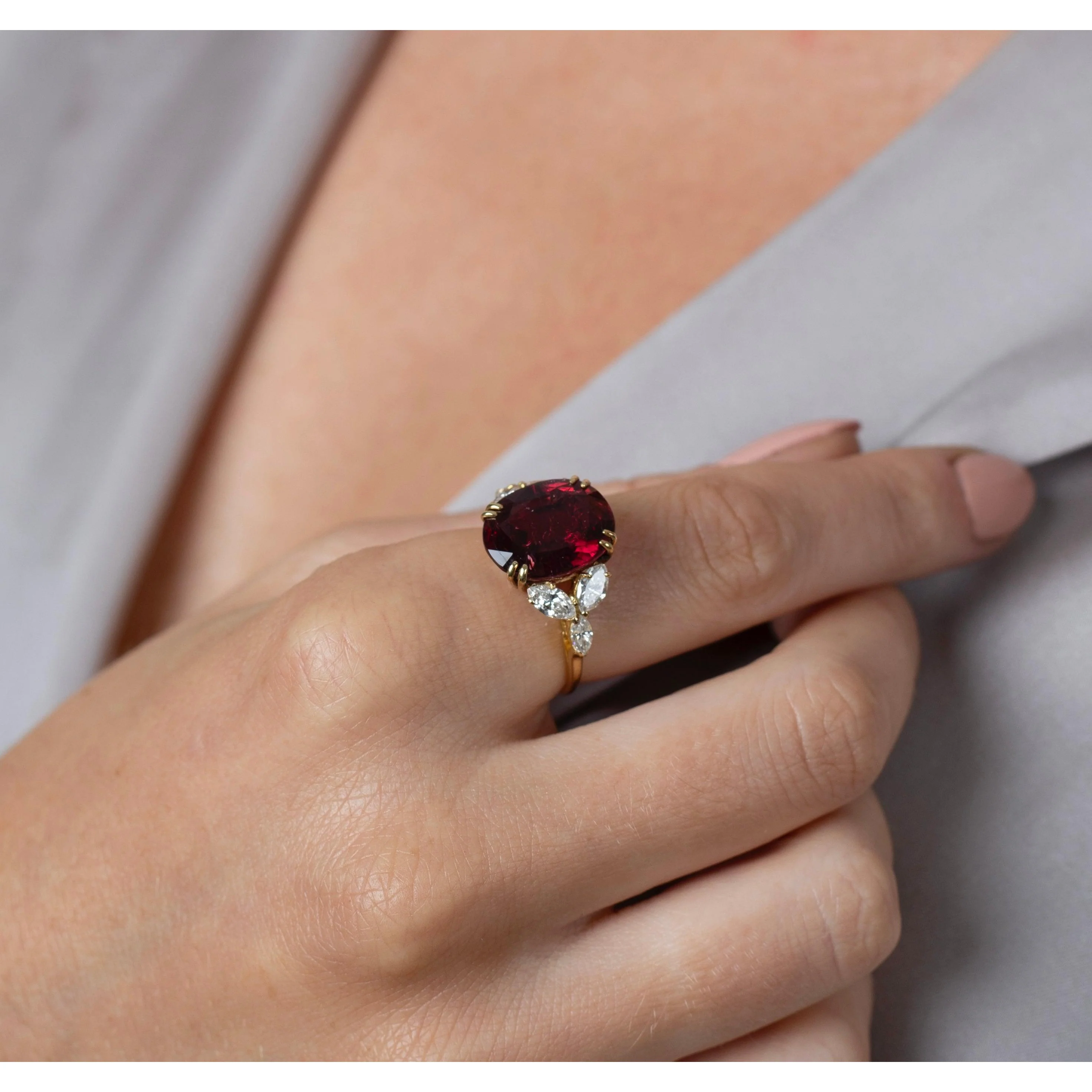 Van Cleef & Arpels 8.85 Carat No Heat Oval Ruby in 18k Yellow Gold Ring - Image 3