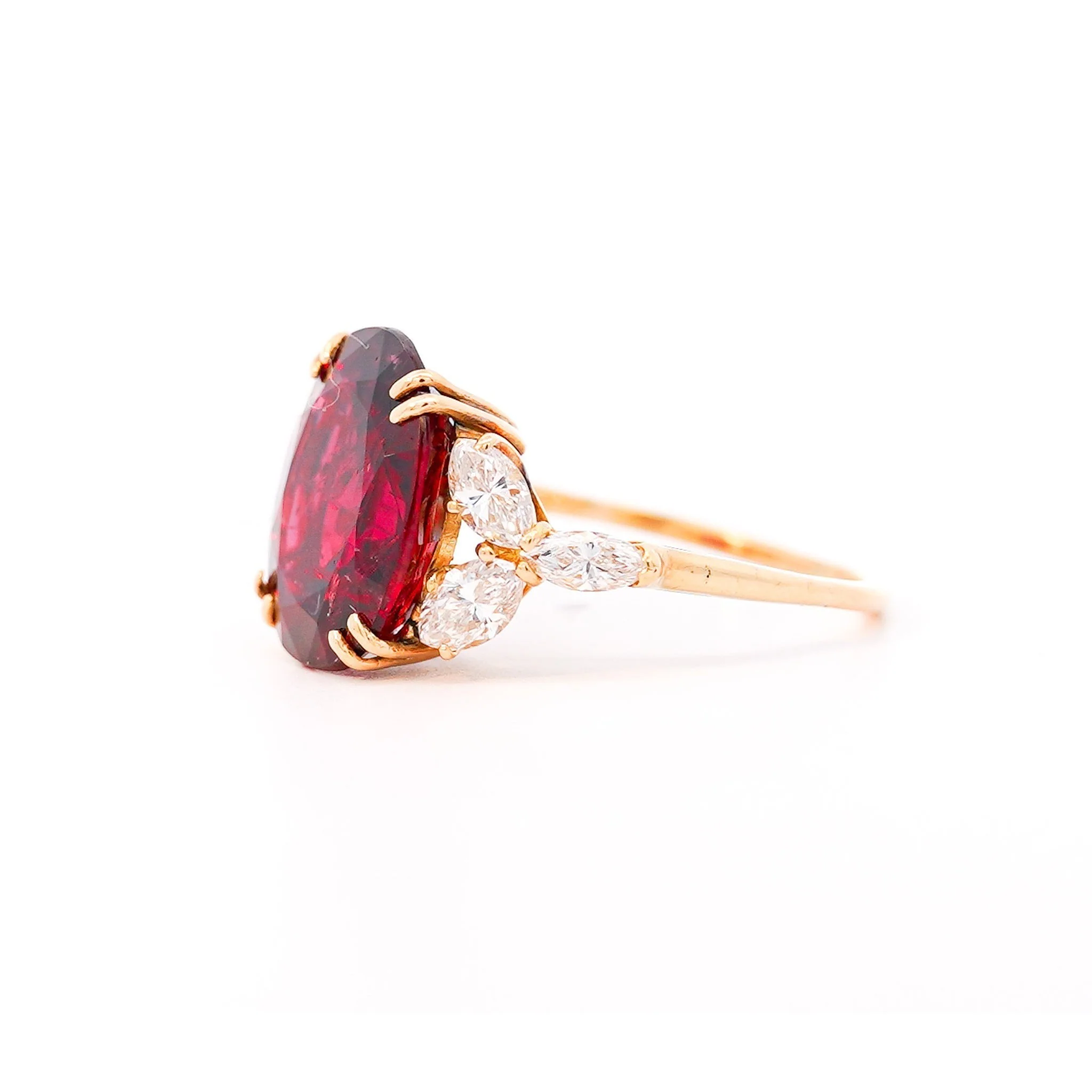 Van Cleef & Arpels 8.85 Carat No Heat Oval Ruby in 18k Yellow Gold Ring - Image 4