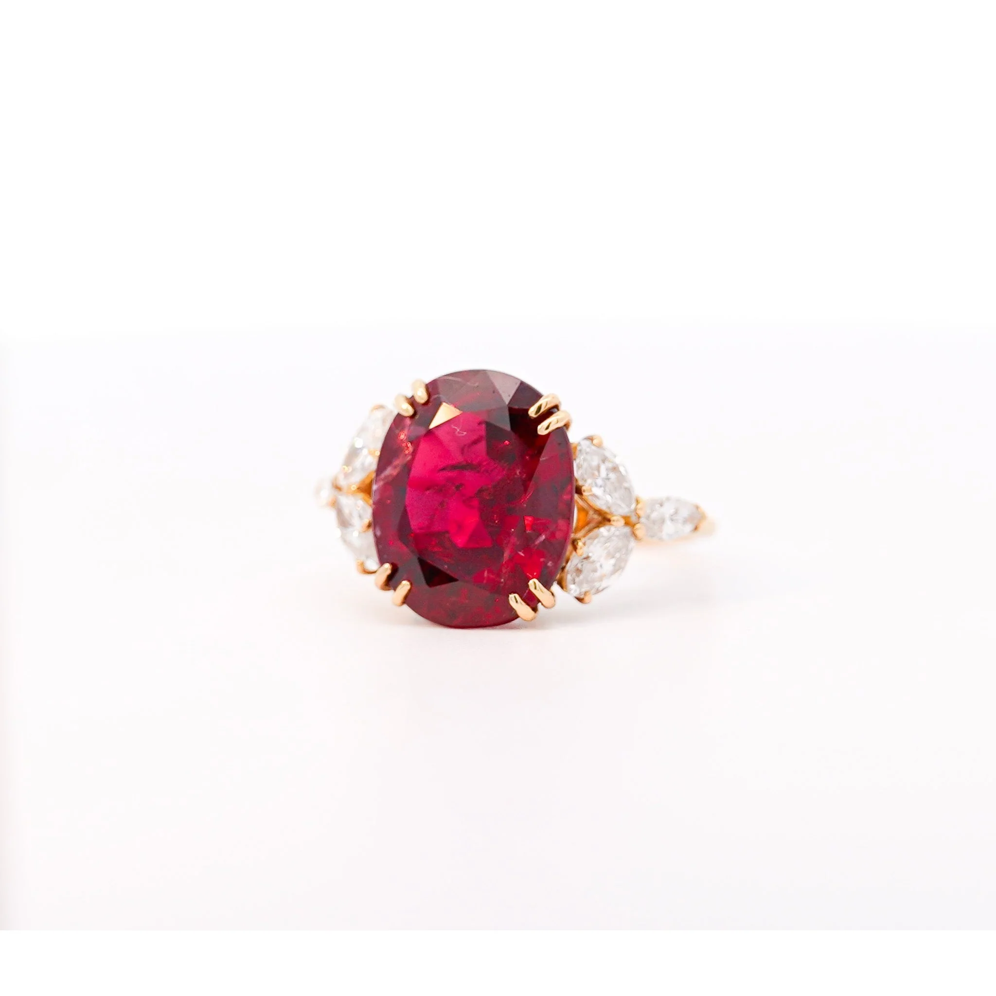 Van Cleef & Arpels 8.85 Carat No Heat Oval Ruby in 18k Yellow Gold Ring - Image 5