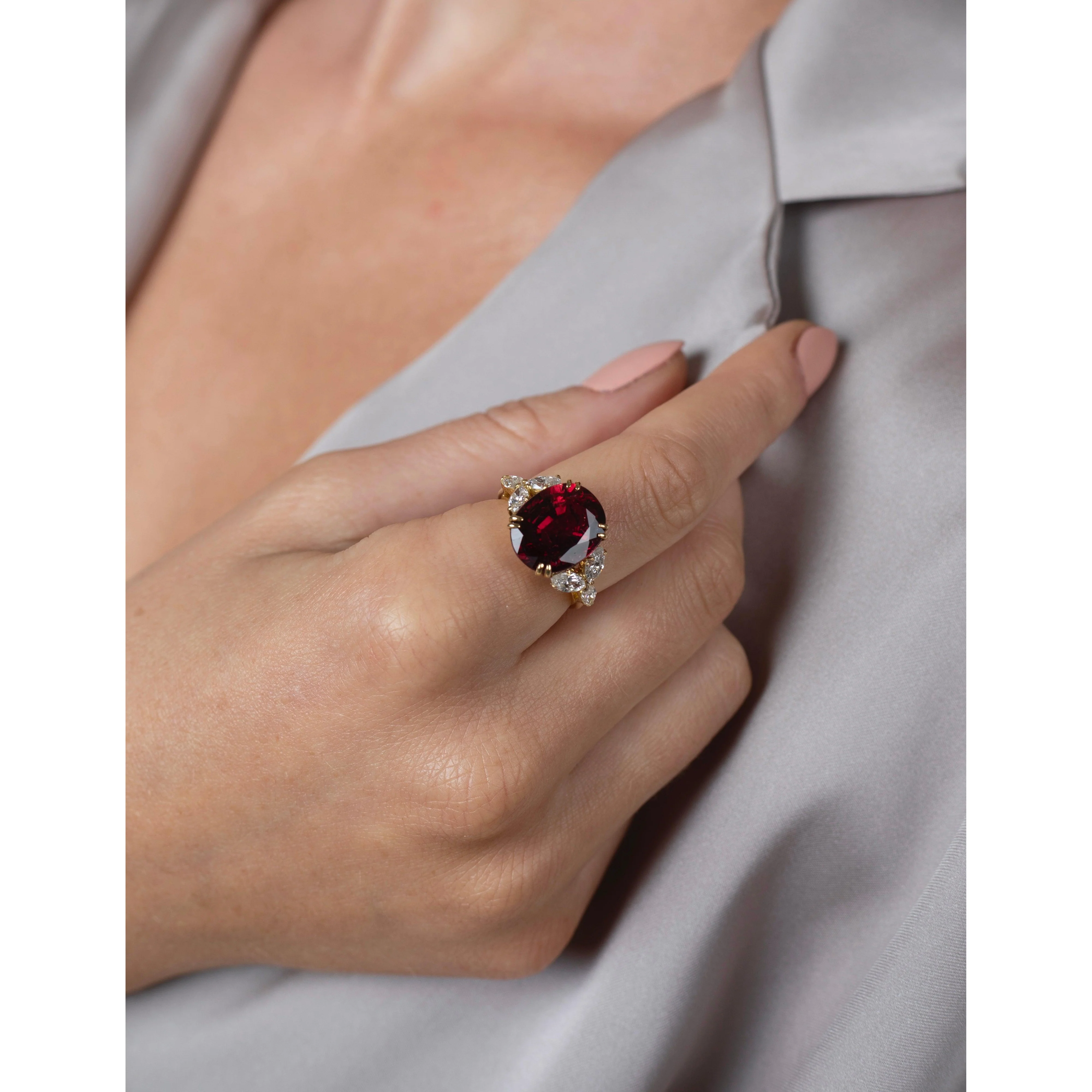 Van Cleef & Arpels 8.85 Carat No Heat Oval Ruby in 18k Yellow Gold Ring - Image 9
