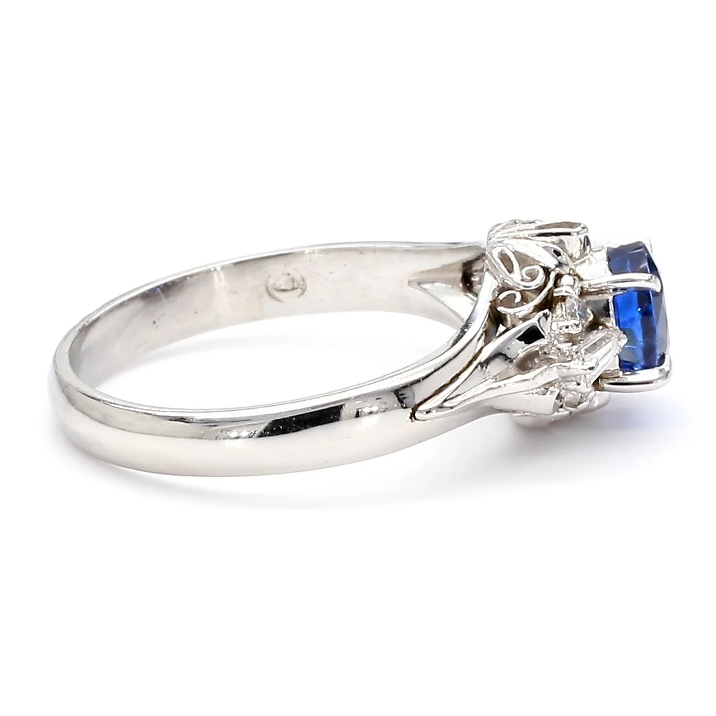 Vintage 0.97 Carat Oval Blue Sapphire & Diamond Filigree in Platinum Floral Ring - Image 4