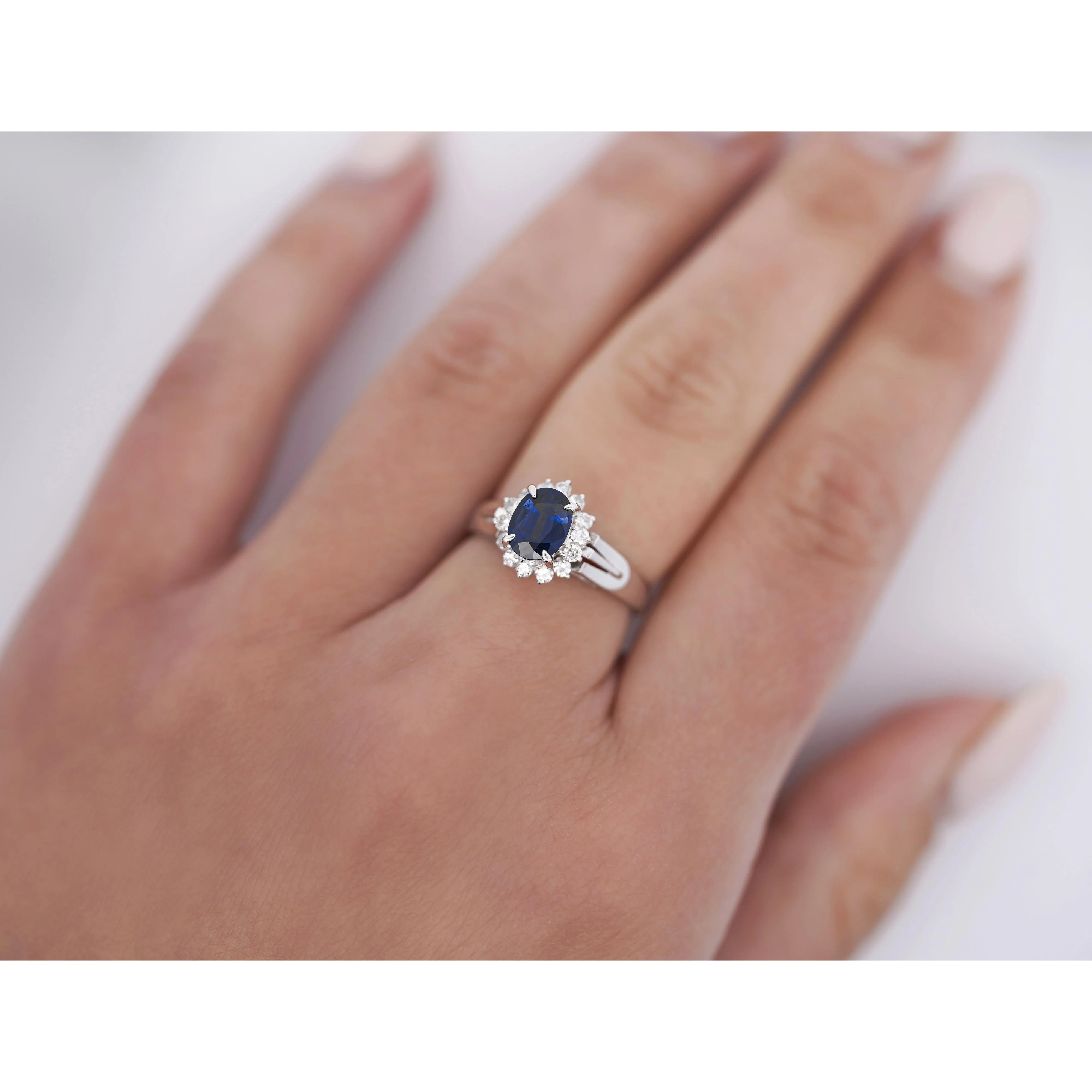 Vintage 1.04 Carat Sapphire and Round Diamonds in Filigree Platinum Ring - Image 6