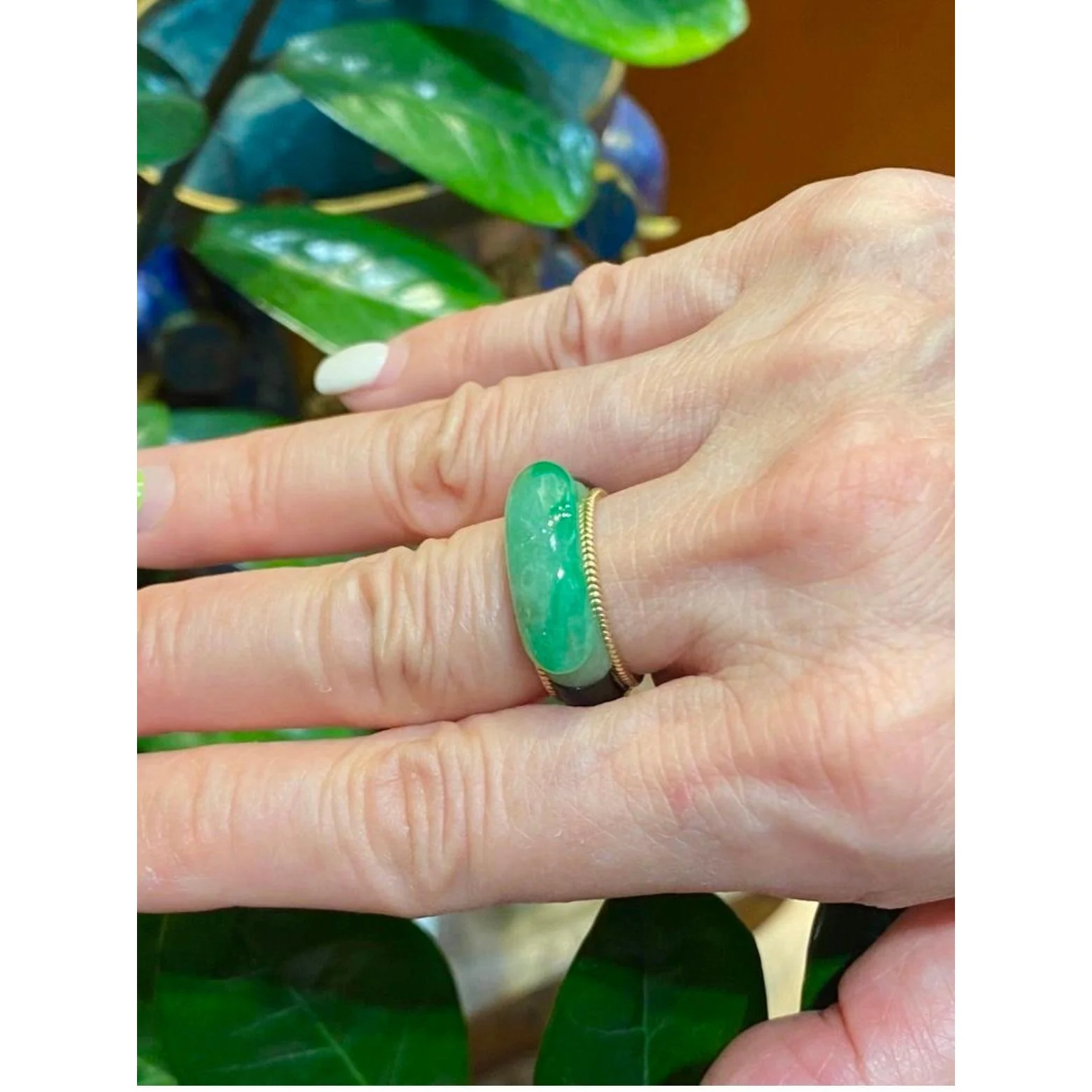 Vintage 11.40 Carved Jade with Onyx Band Ring in 14K Yellow Gold - Image 7